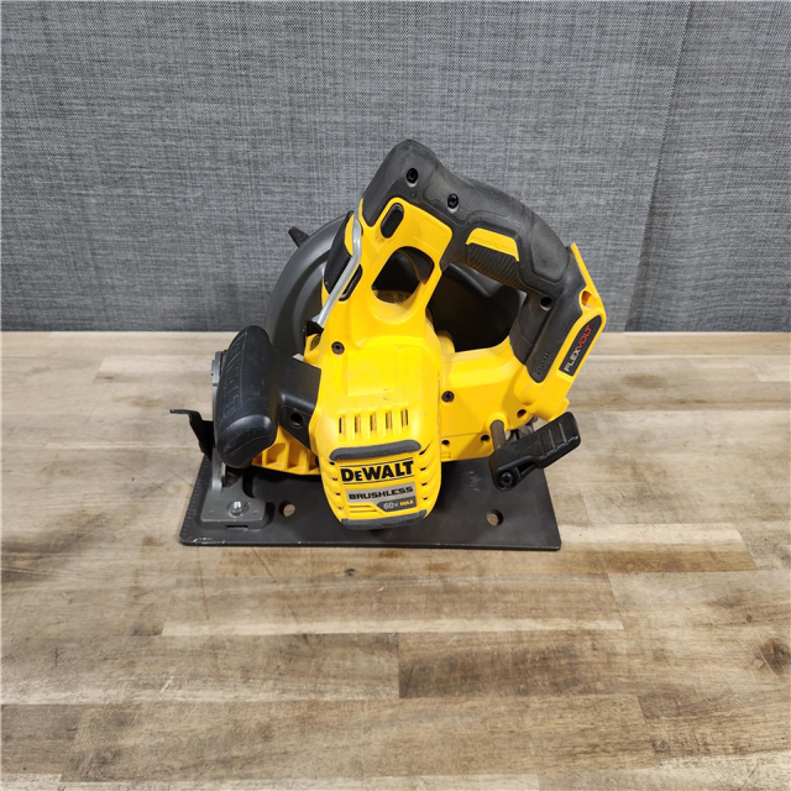 HOUSTON LOCATION - AS-IS DeWALT Flexvolt Max 7-1/4  60V Brushless Circular Saw DCS578B (Bare Tool)