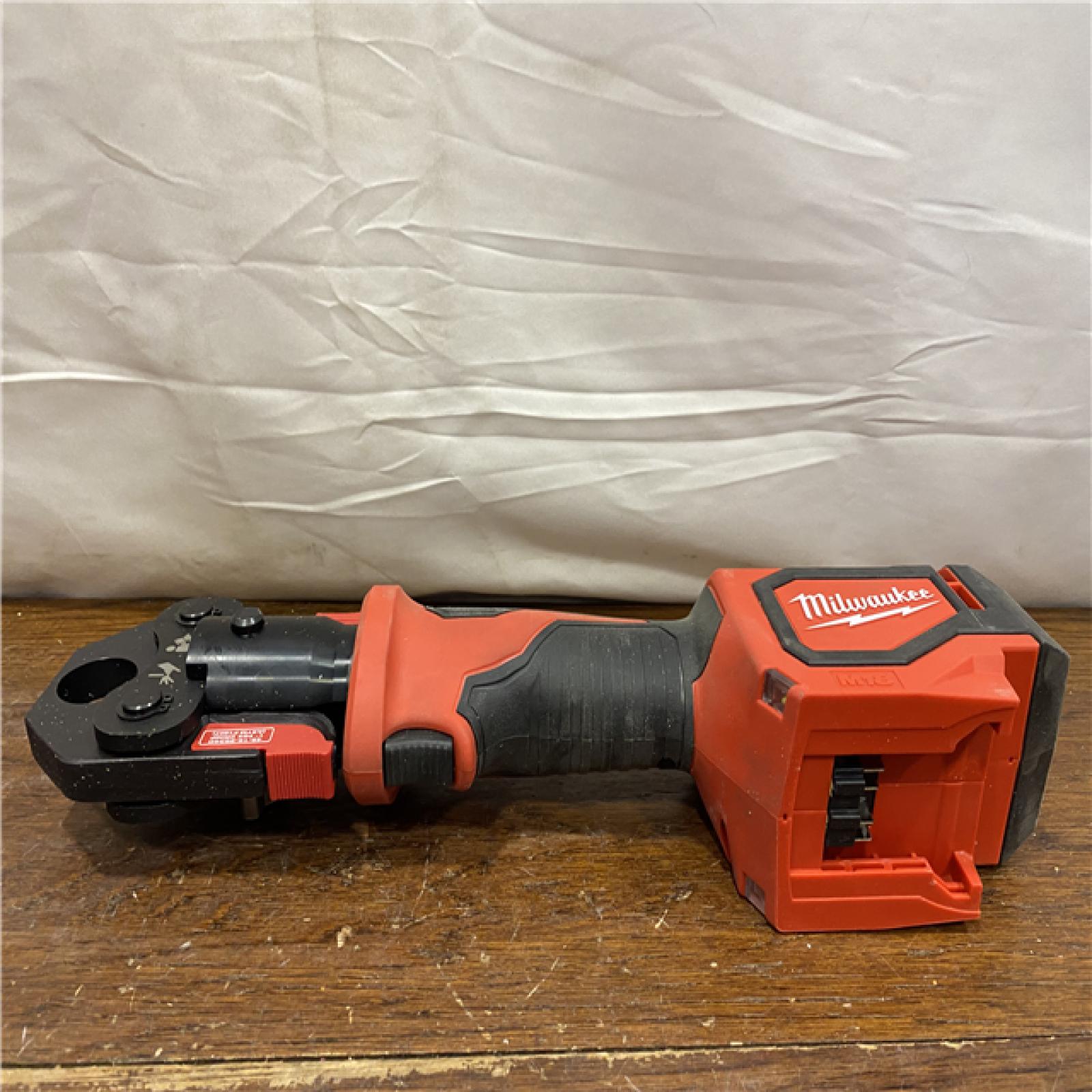 AS-IS M18 18V Lithium-Ion Cordless Short Throw Press Tool Kit with 3 PEX Crimp Jaws (2) 2.0 Ah Batteries and Charger