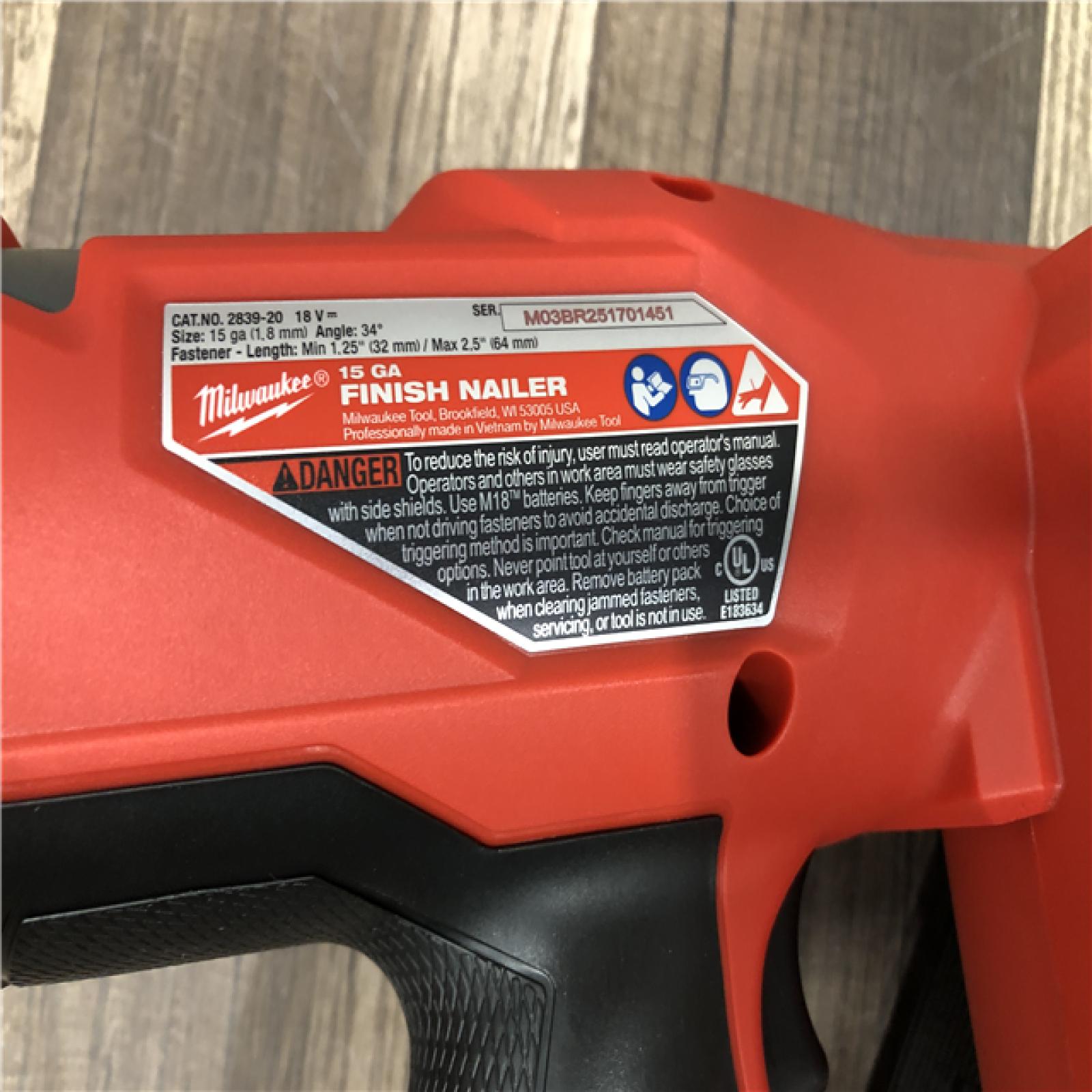 AS-IS Milwaukee  FUEL 18-Volt Lithium-Ion Brushless Cordless Gen II 15-Gauge Angled Finish Nailer Kit