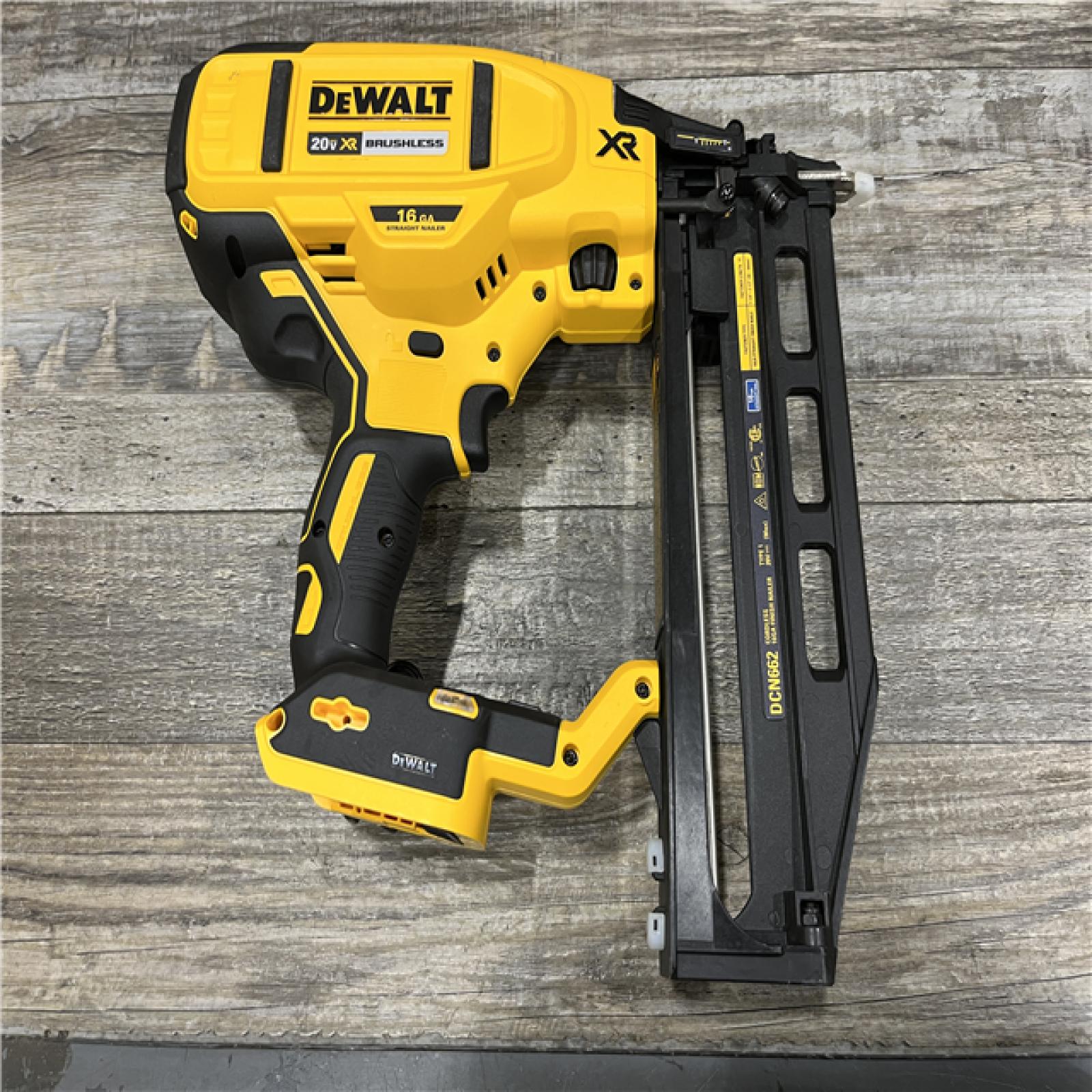 AS-IS DEWALT 20V MAX XR Lithium-Ion 16-Gauge Cordless Finish Nailer Kit