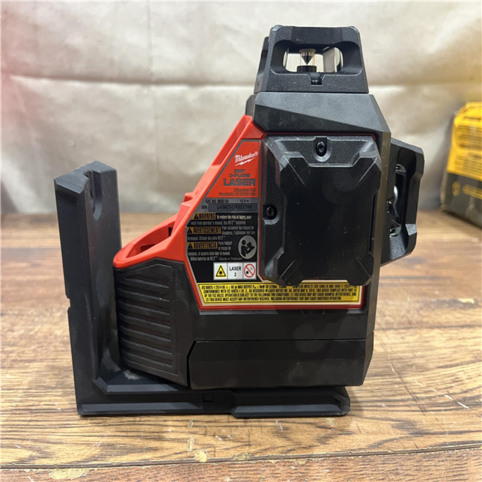 AS-IS Milwaukee-3632-21 M12 Green Beam Laser 360Â° 3-Plane Kit