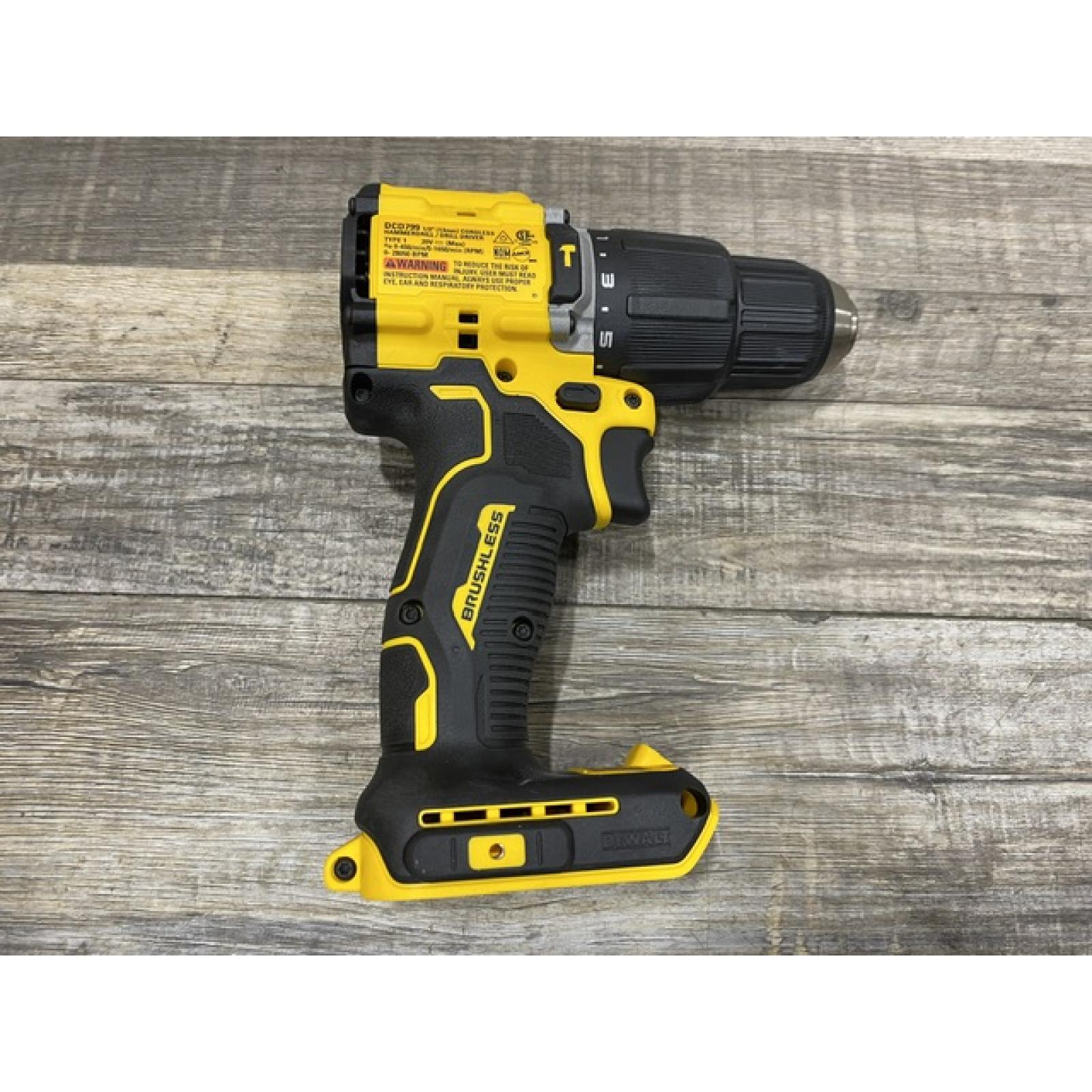 LIKE NEW - DEWALT ATOMIC 20V Cordless 1/2 in. Compact Hammer Drill Kit