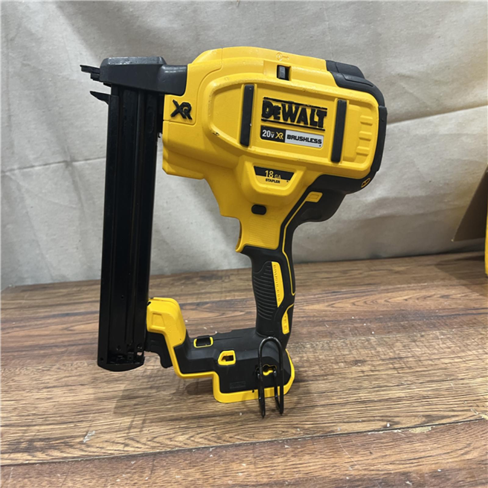 AS-IS DEWALT DCN681D1 20V 18Ga Stapler Kit