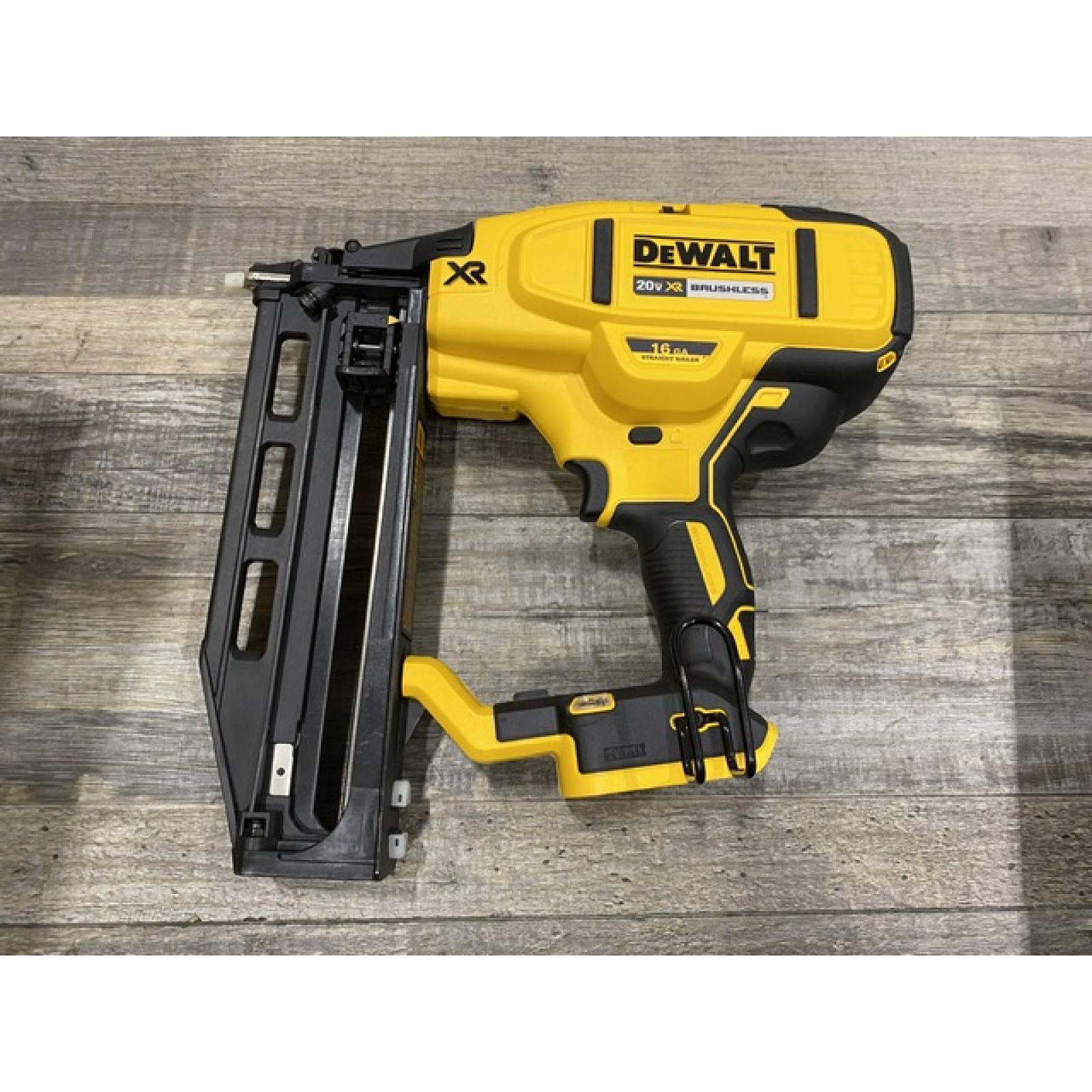 AS-IS DEWALT 20V MAX XR Lithium-Ion 16-Gauge Cordless Finish Nailer Kit