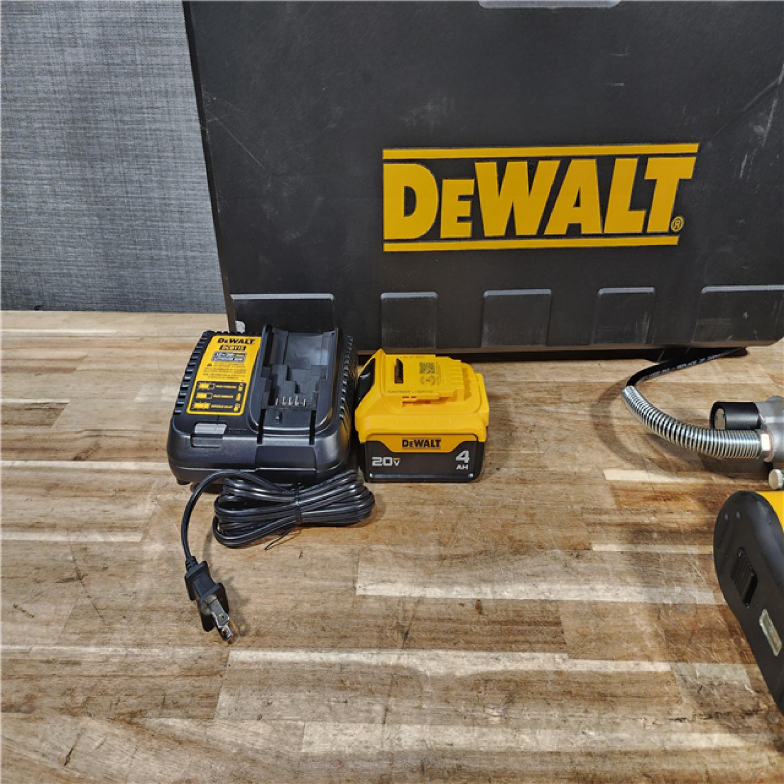 HOUSTON LOCATION - AS - IS DEWALT 20V MAX Cordless 10 000 PSI Variable Speed Grease Gun Kit