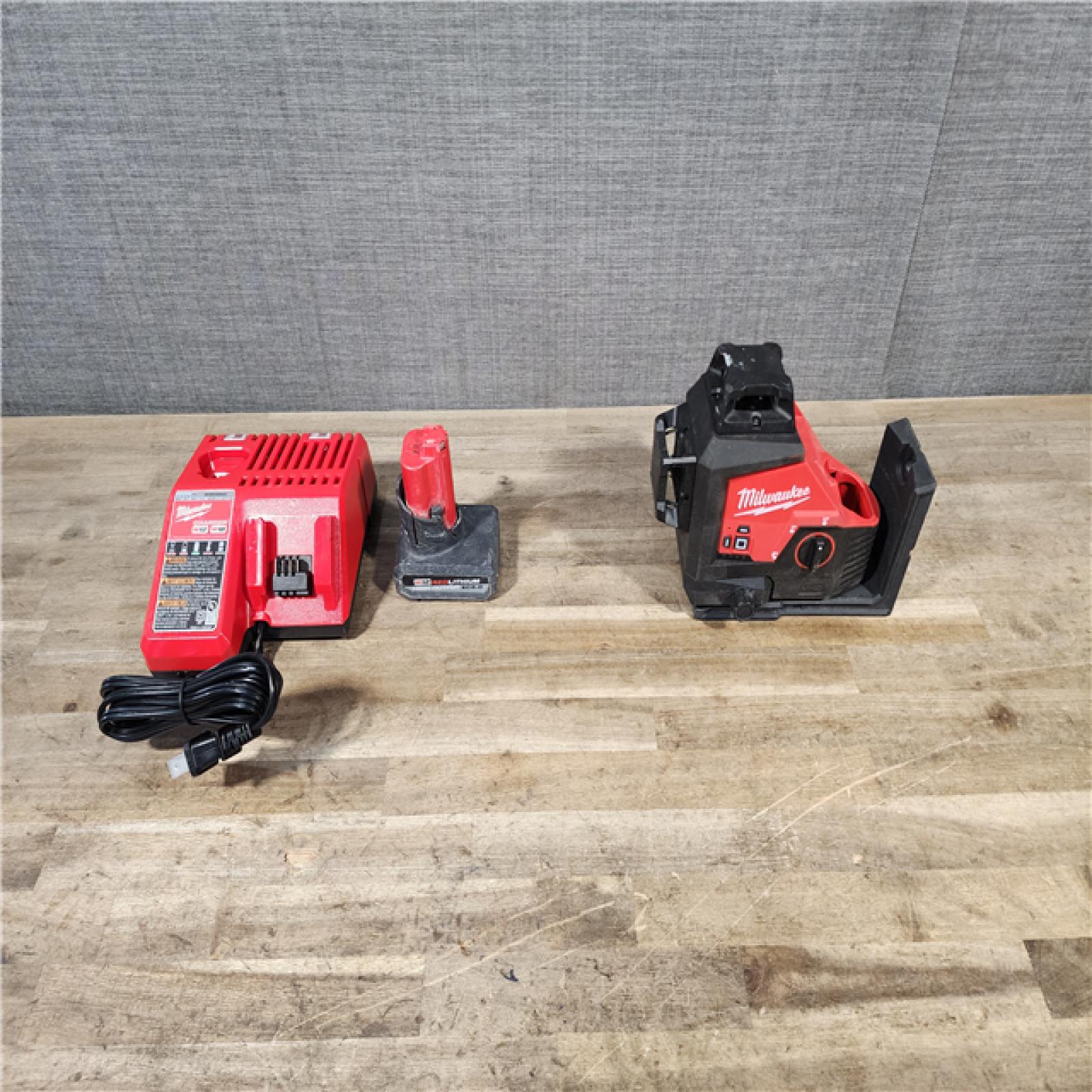 HOUSTON LOCATION - AS-IS Milwaukee-3632-21 M12 Green Beam Laser 360° 3-Plane Kit