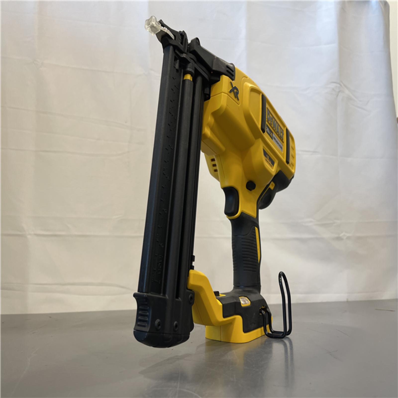 AS-IS - DEWALT 20V MAX XR 18 Gauge Brad Nailer Kit