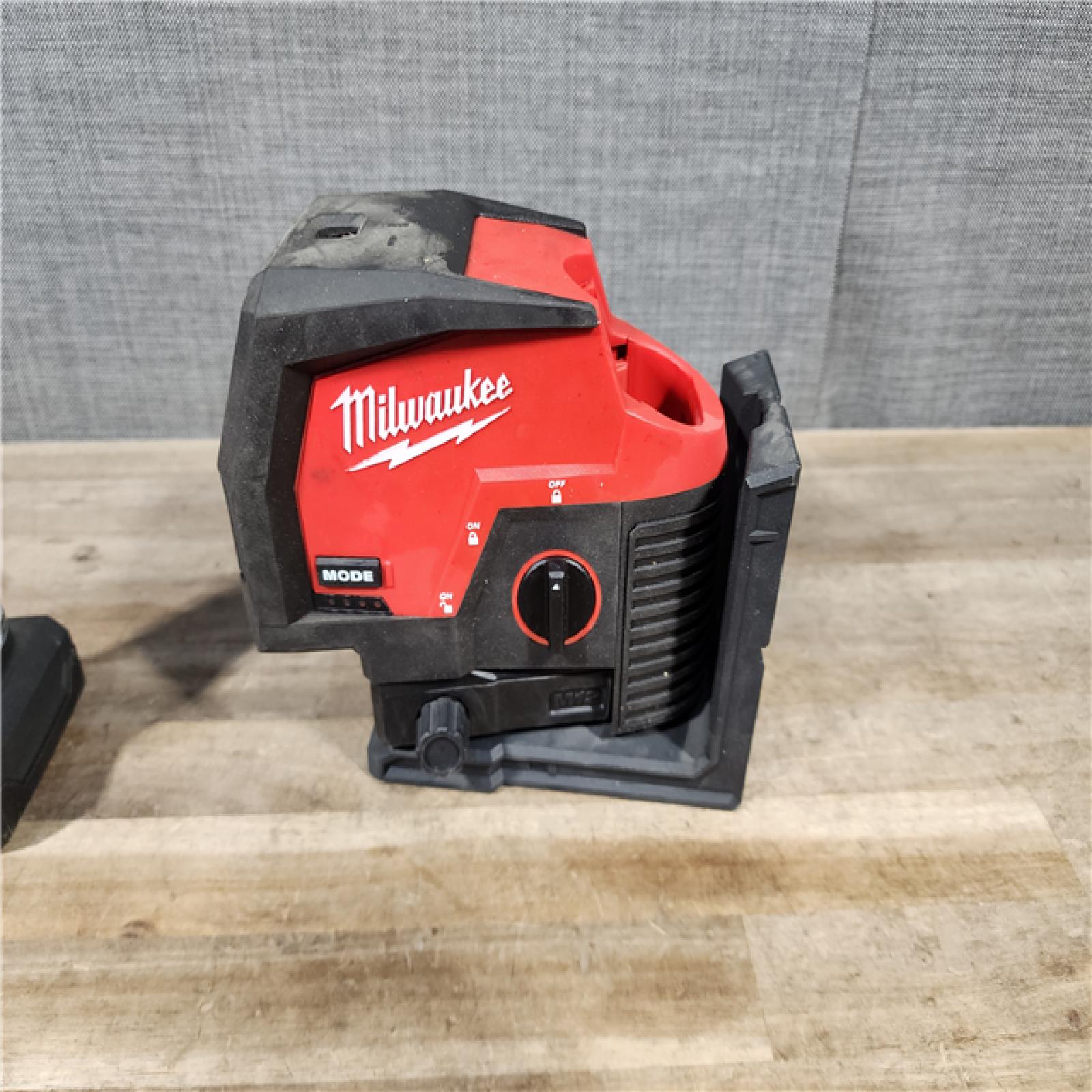 HOUSTON LOCATION - AS-IS Milwaukee Green 125 Ft. Cross Line and Plumb Points Laser Level Kit