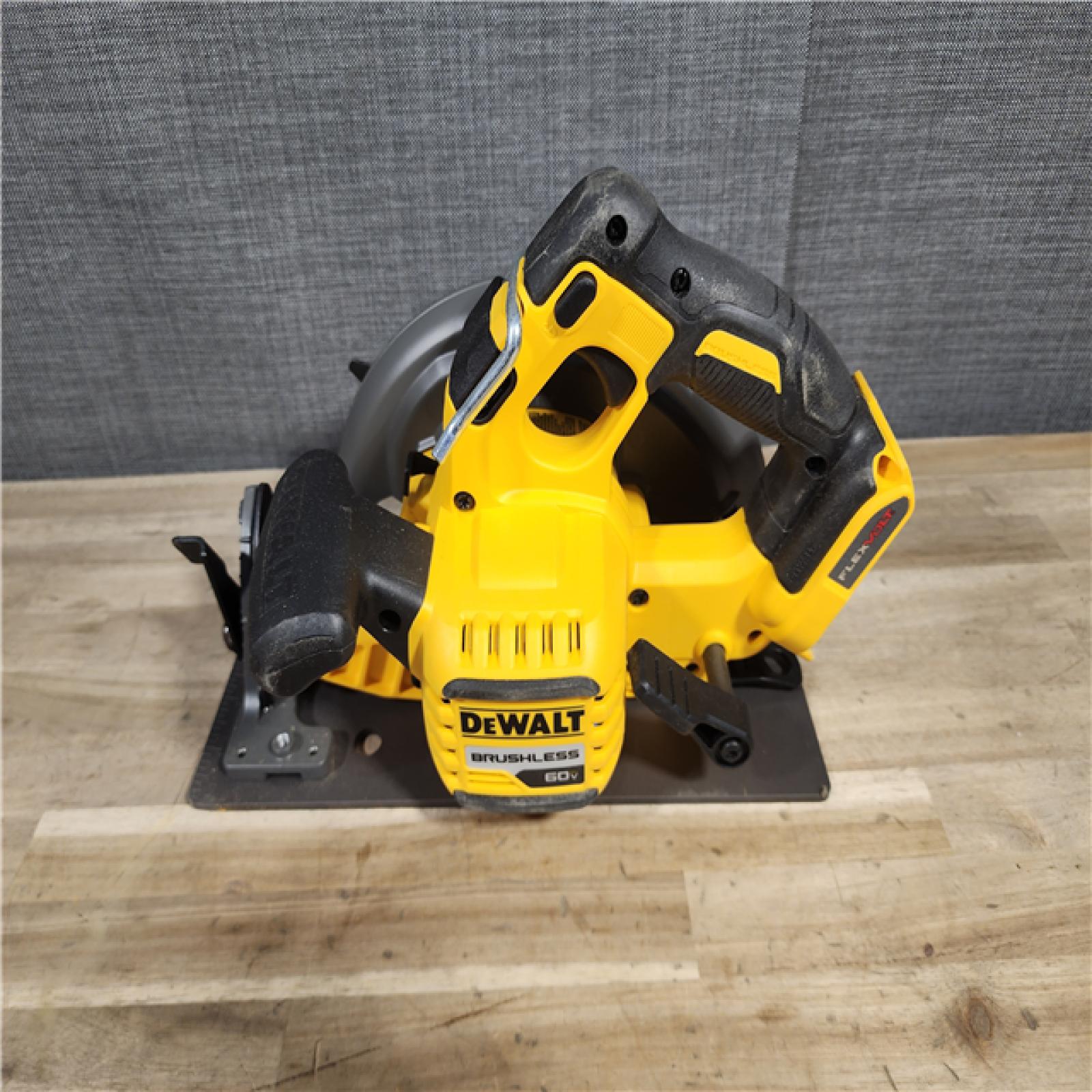HOUSTON LOCATION - AS-IS DeWALT Flexvolt Max 7-1/4  60V Brushless Circular Saw (Tool Only)