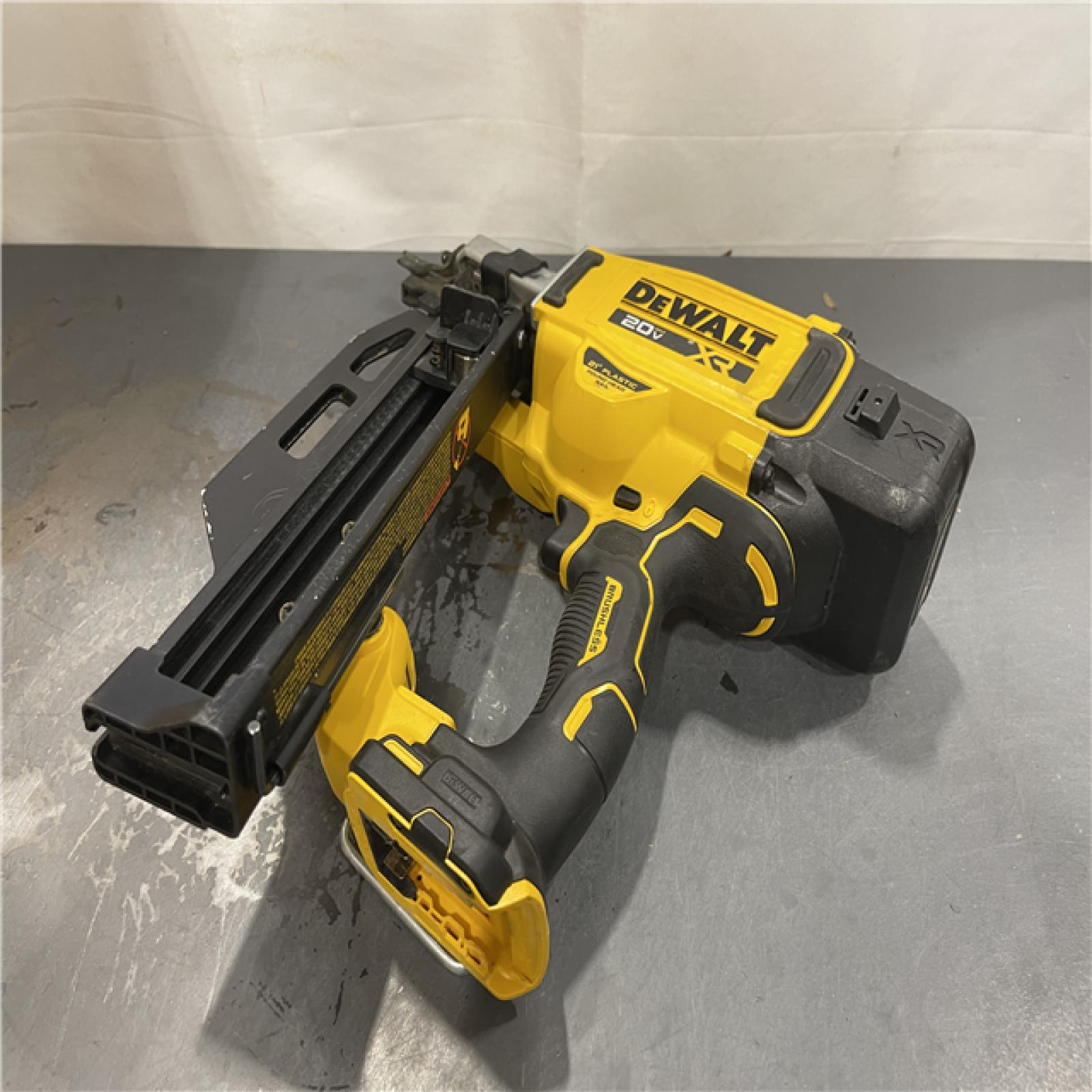 AS-IS - DEWALT 20-Volt 21° Cordless Framing Nailer