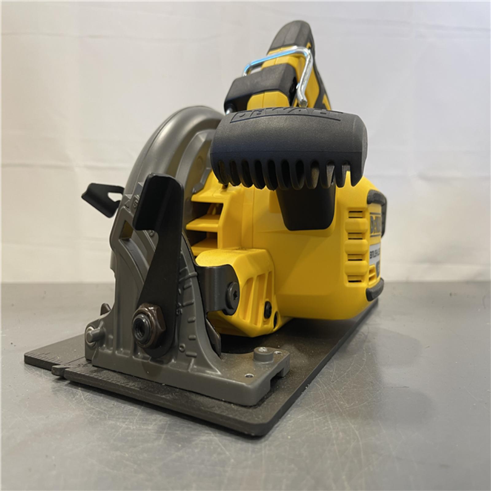 AS-IS - DeWALT Flexvolt Max 7-1/4  60V Brushless Circular Saw (Tool Only)