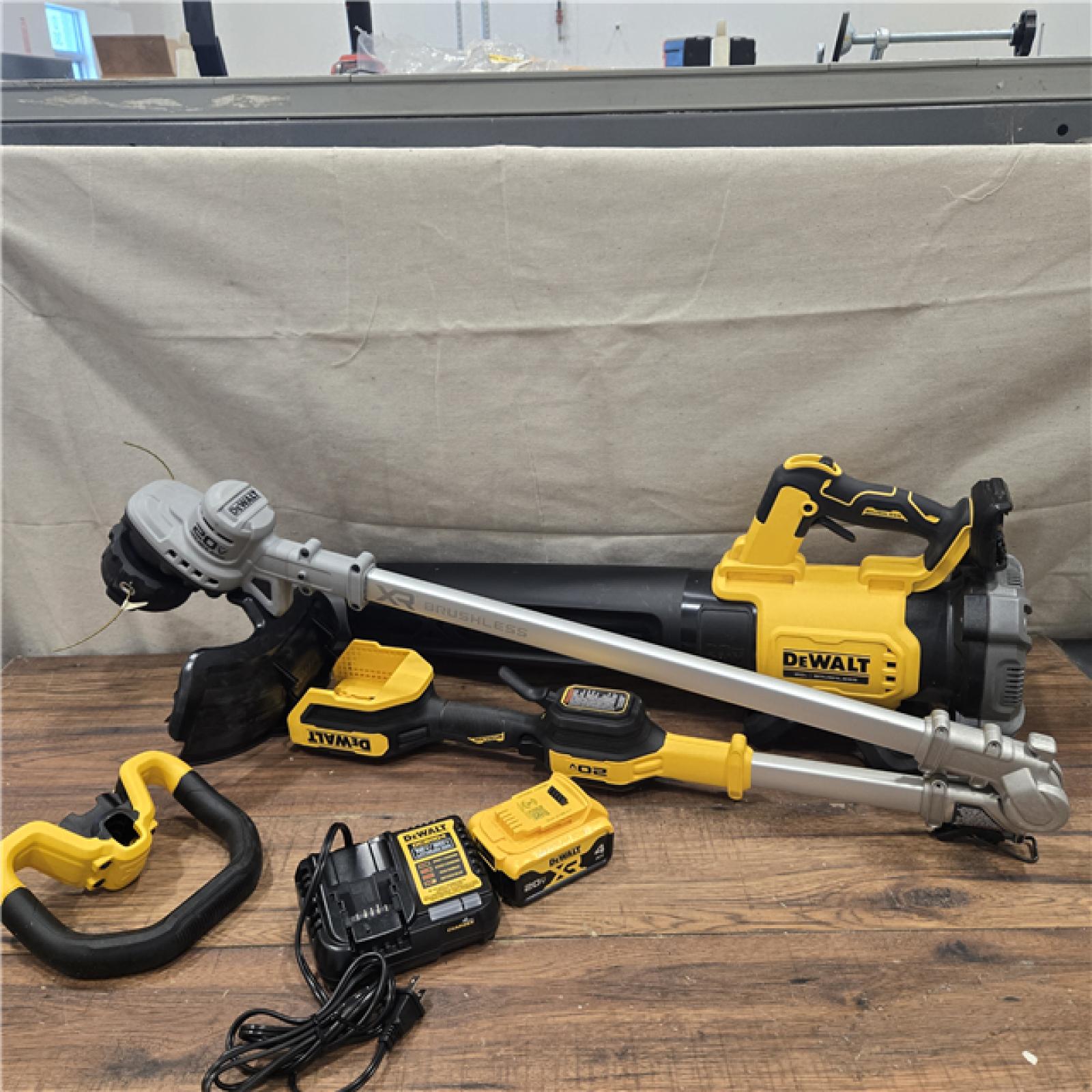 AS-IS DEWALT 20V MAX Cordless Battery Powered String Trimmer & Blower Combo Kit with (1) 4 Ah Battery & Charger