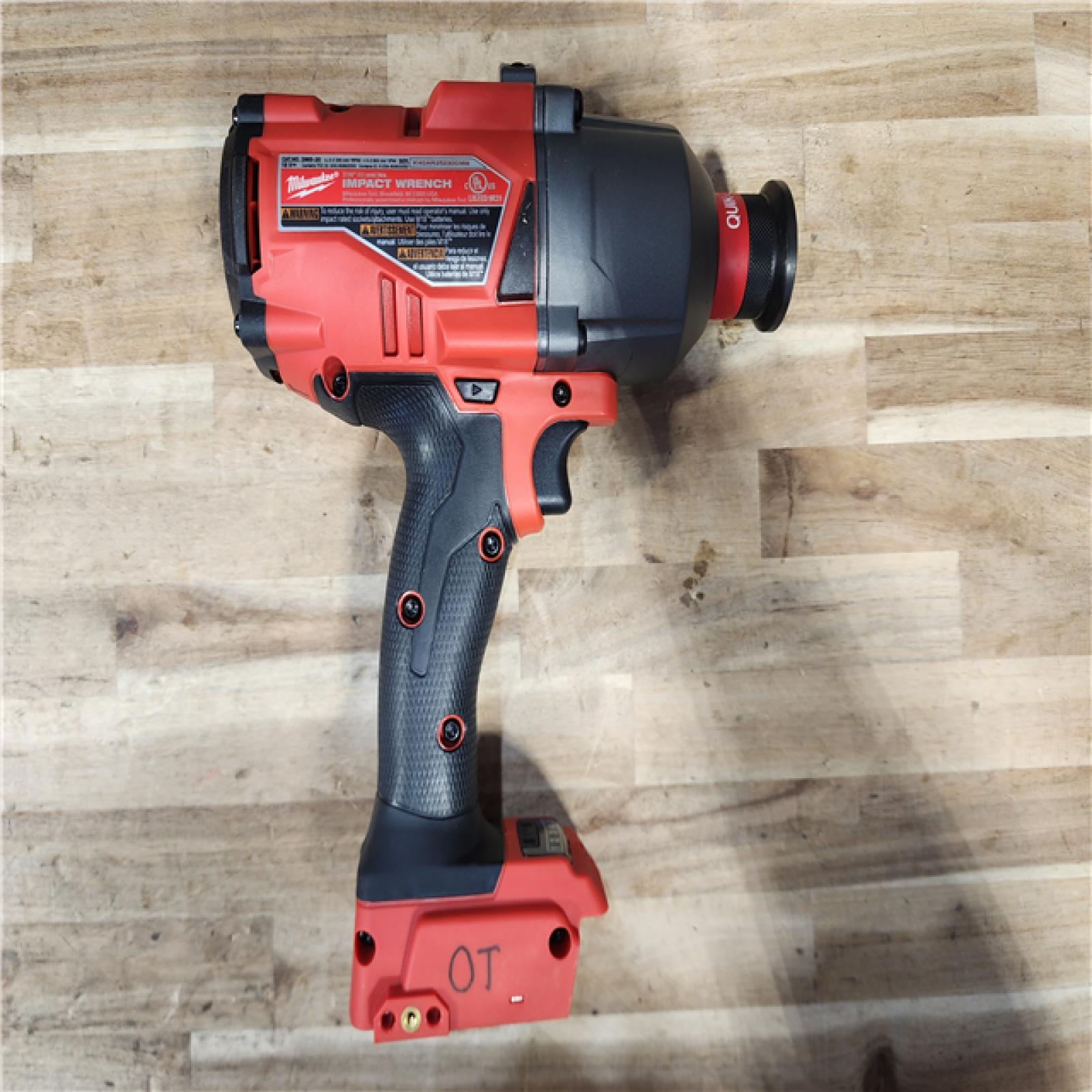HOUSTON LOCATION - AS-IS Milwaukee 2865-22 M18 FUEL 7/16 in. Hex Utility High-Torque Impact Wrench Kit