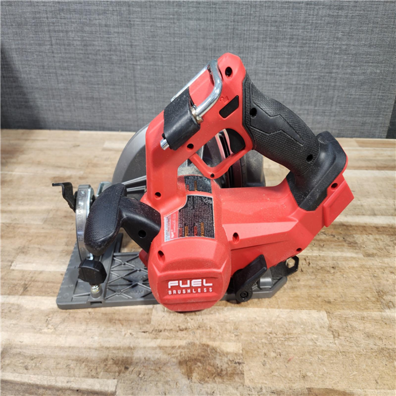 HOUSTON LOCATION - AS - IS Milwaukee FUEL 18V Lithium-Ion Brushless Cordless 7-1/4 in. Circular Saw (Tool-Only)