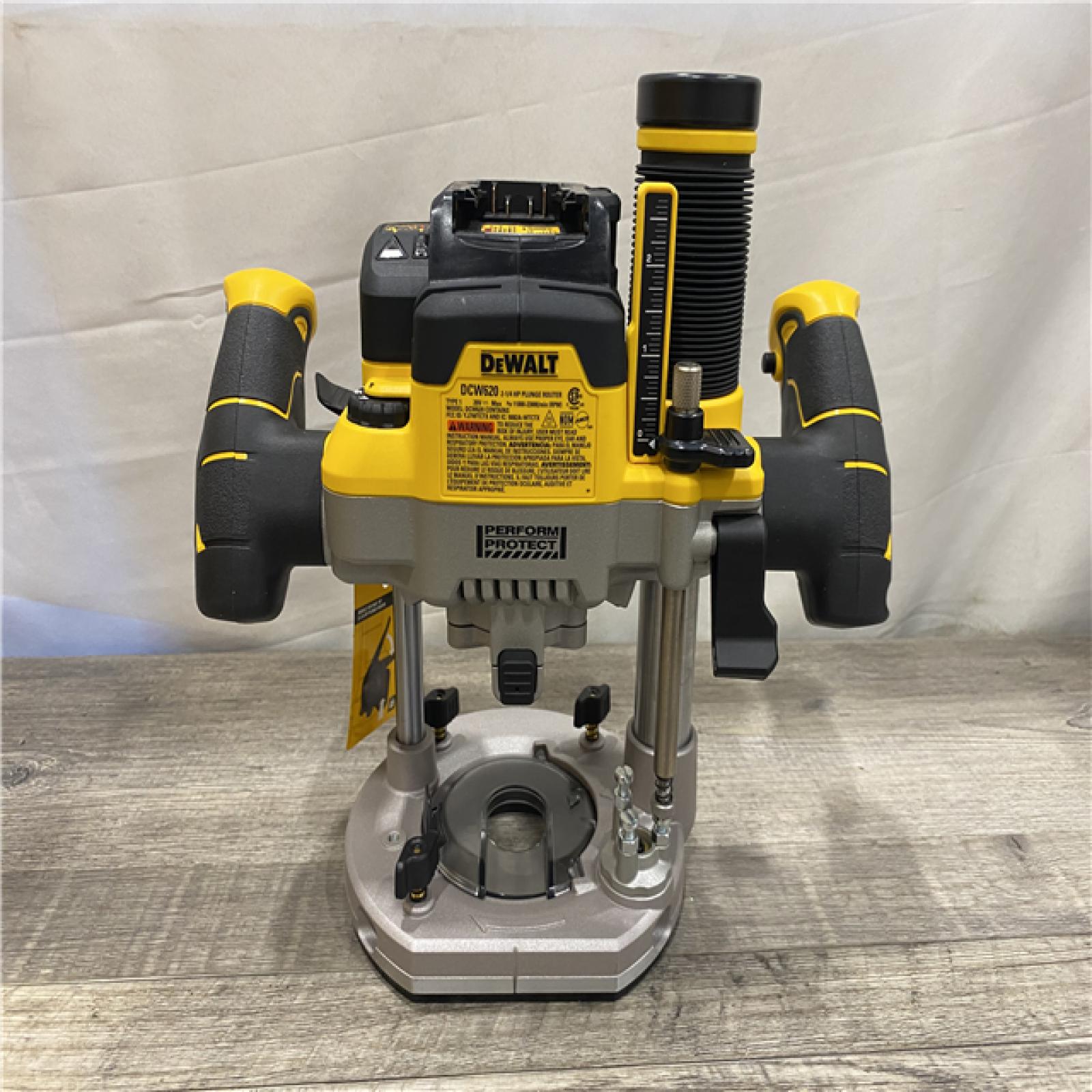 LIKE NEW - DEWALT 20V MAX XR 2-1/4 Peak HP Brushless Cordless Plunge Router (Tool Only)