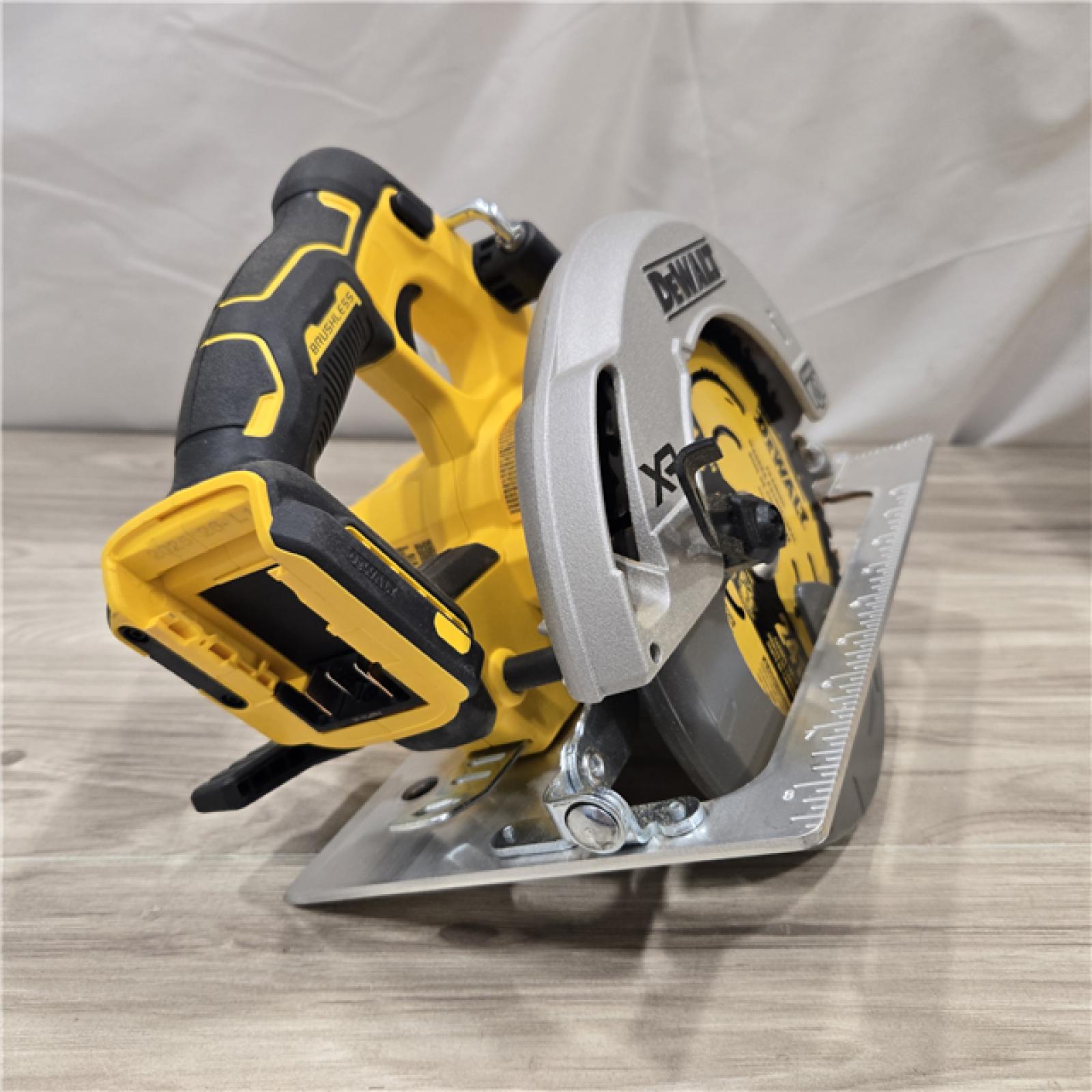 AS-IS DEWALT 20-Volt MAX 7-1/4 in. Cordless Circular Saw (Tool Only)