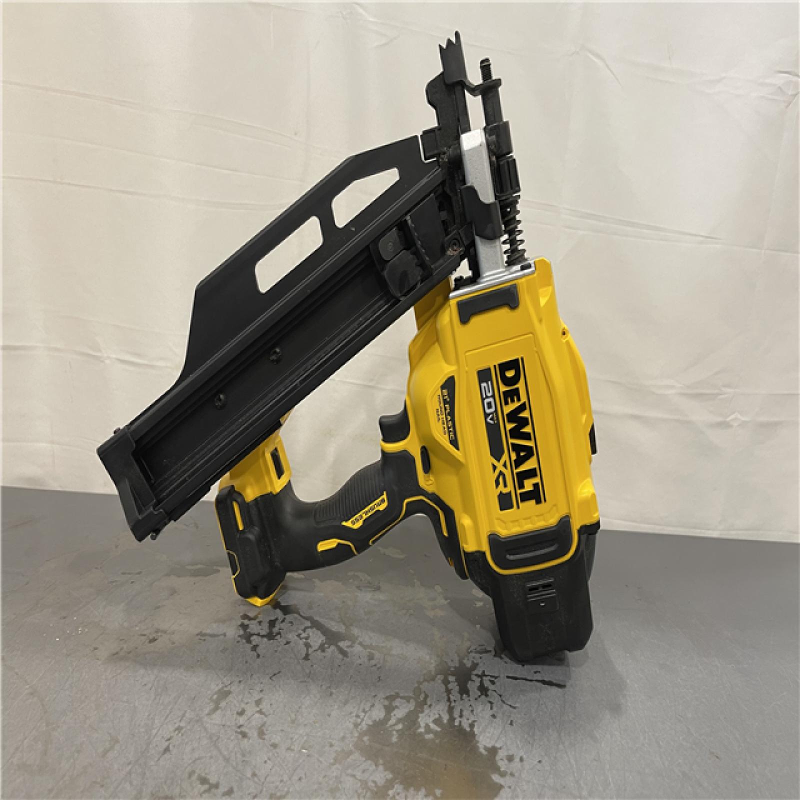 AS-IS - DEWALT 20-Volt 21° Cordless Framing Nailer