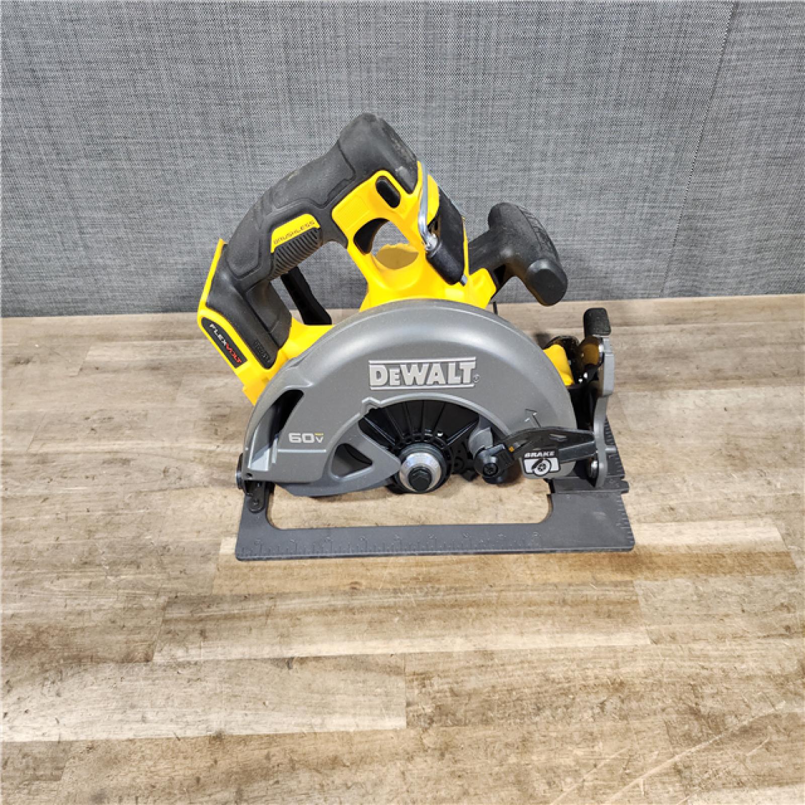 HOUSTON LOCATION - AS-IS DEWALT FLEXVOLT 60V MAX Cordless Brushless 7-1/4 in. Circular Saw with Brake (Tool Only)
