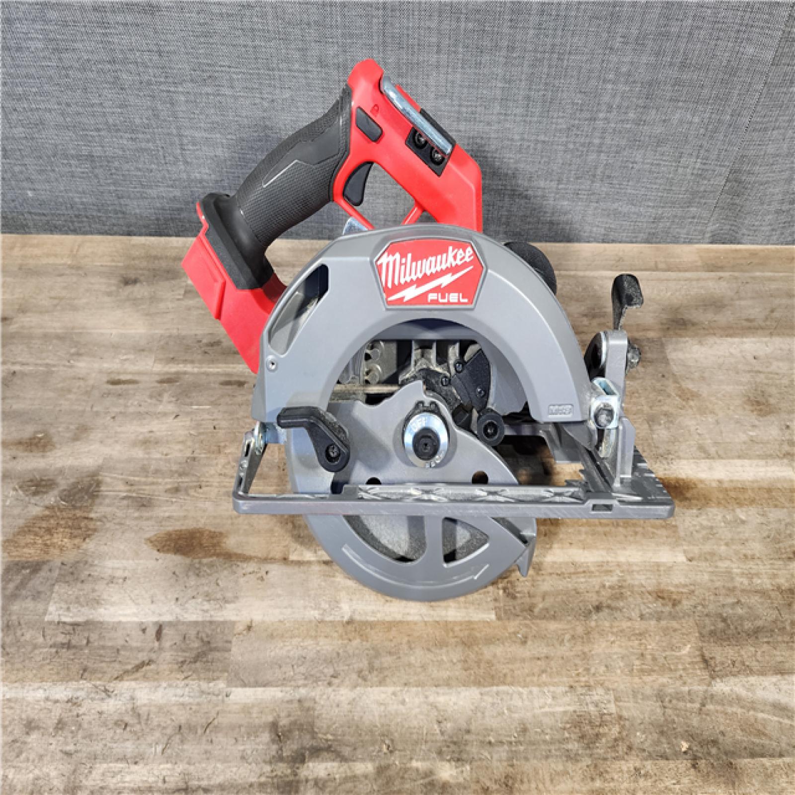 HOUSTON LOCATION - AS-IS Milwaukee M18 FUEL 7-1/4 Inch Circular Saw (Bare Tool)