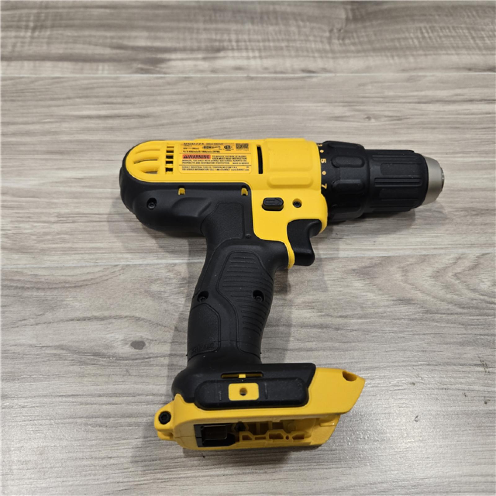 LIKE NEW! - DEWALT 20V MAX Cordless Drill/Driver Kit