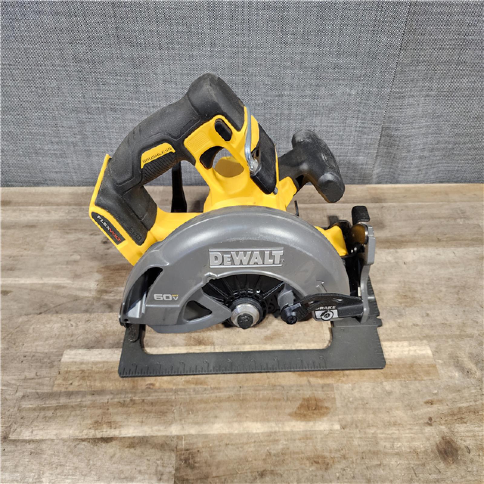 HOUSTON LOCATION - AS-IS DeWALT Flexvolt Max 7-1/4 60V Brushless Circular Saw (Tool Only)