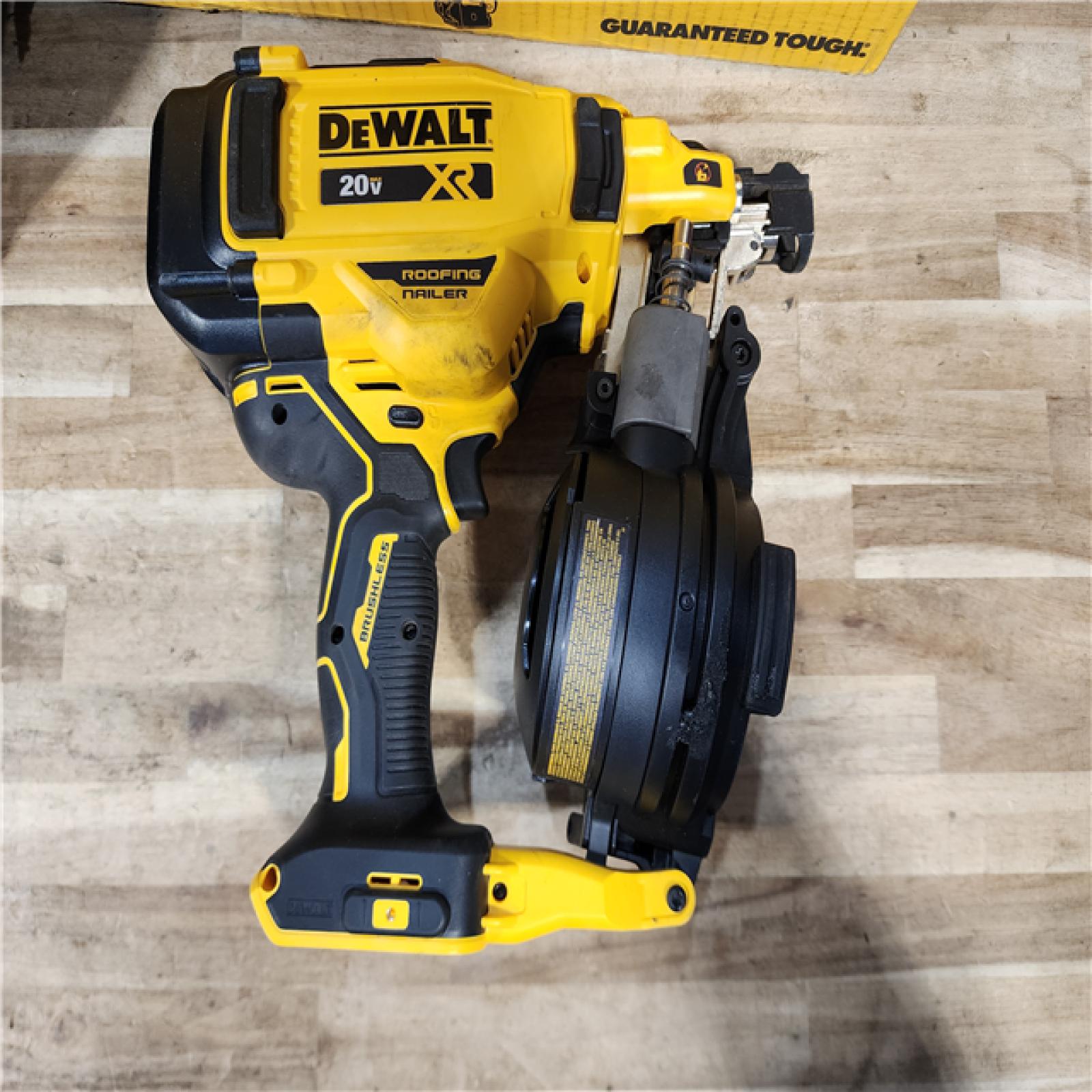 HOUSTON LOCATION - AS-IS DEWALT 20V MAX Lithium-Ion 15-Degree Electric Cordless Roofing Nailer Kit