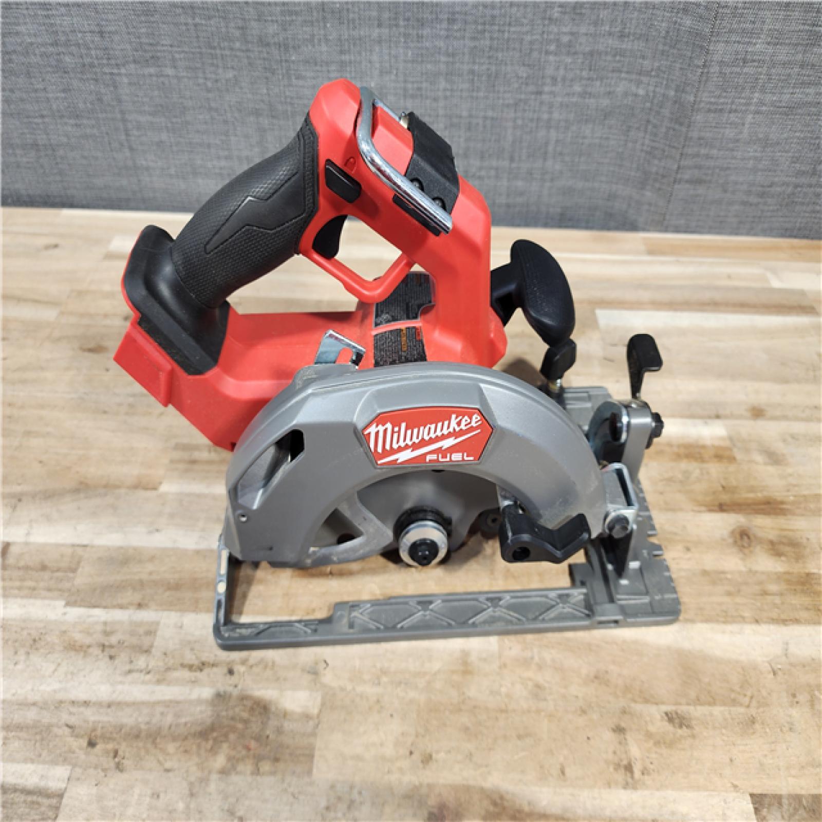 HOUSTON LOCATION - AS-IS Milwaukee FUEL 18V Lithium-Ion Brushless Cordless 7-1/4 in. Circular Saw (Tool-Only)