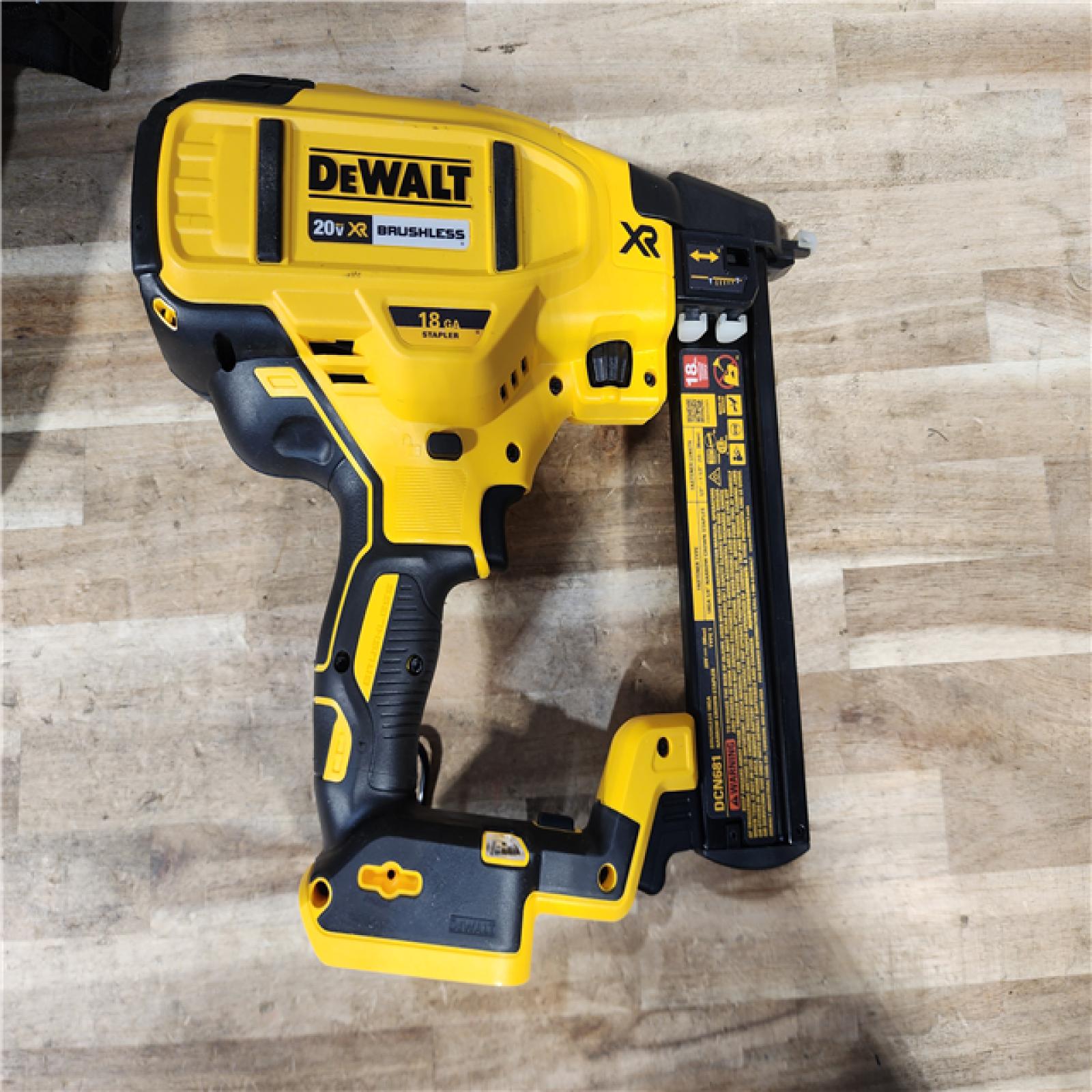 HOUSTON LOCATION - AS-IS DEWALT 20V MAX XR Lithium-Ion Cordless 18-Gauge Narrow Crown Stapler Kit