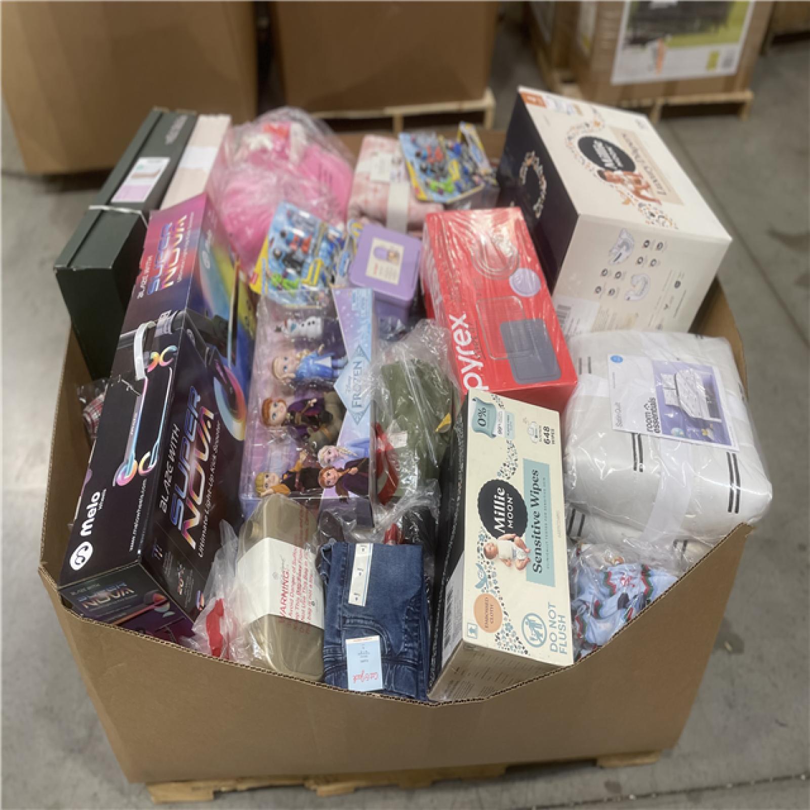 DALLAS LOCATION- NEW! BULLSEYE MIXED CLOTHING PALLET (300 UNITS)