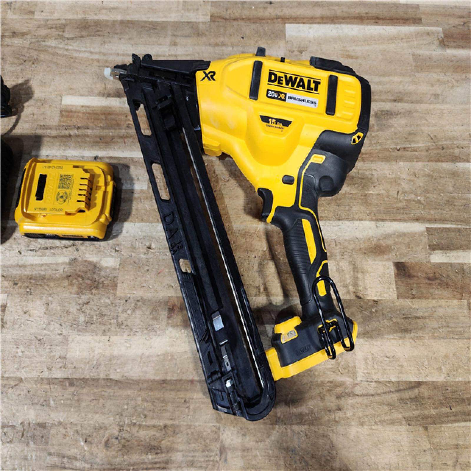 HOUSTON LOCATION - AS - IS DEWALT 20V MAX XR Lithium-Ion Cordless 2-1/2 in. 15-Gauge Finish Nailer Kit