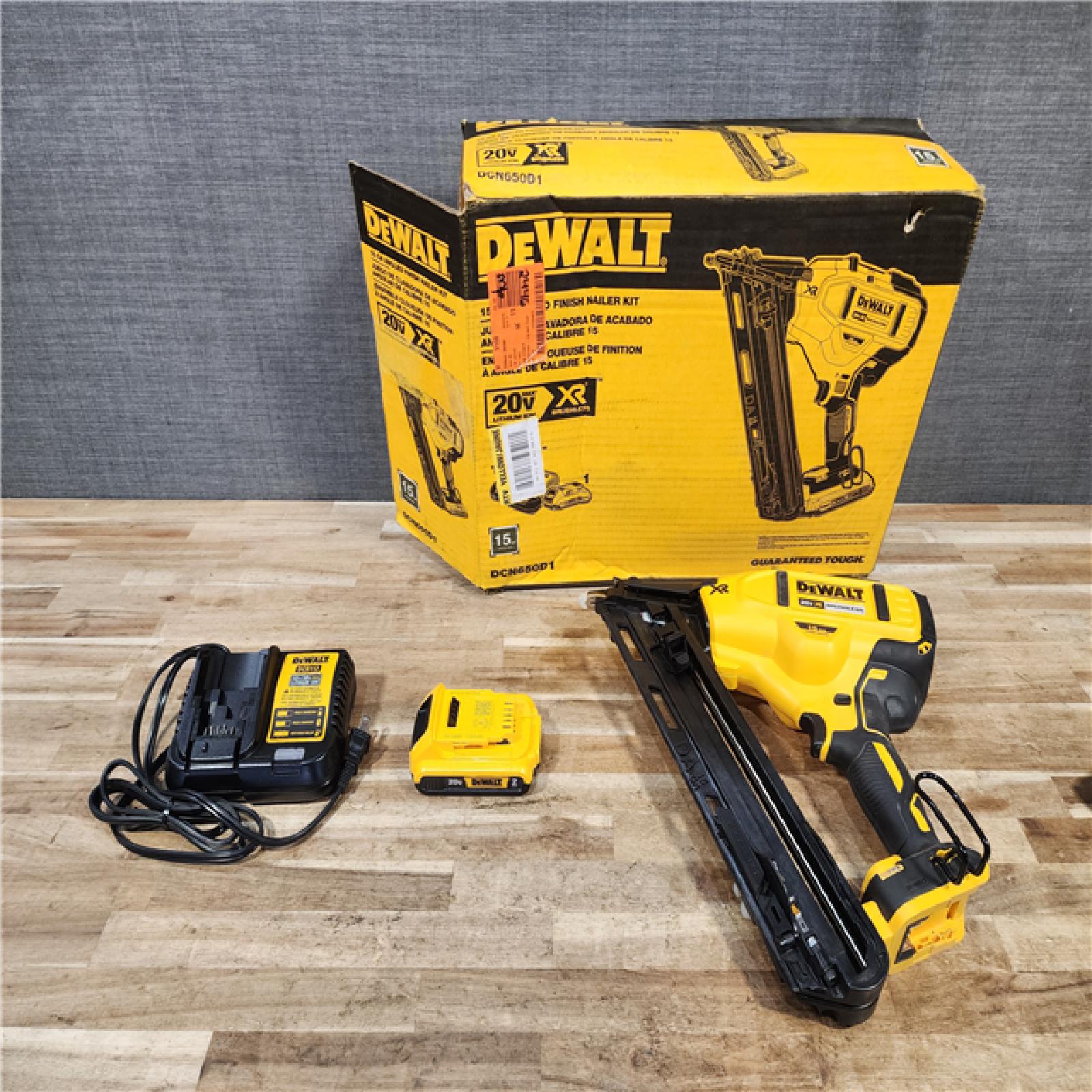 HOUSTON LOCATION - AS - IS DEWALT 20V MAX XR Lithium-Ion Cordless 2-1/2 in. 15-Gauge Finish Nailer Kit
