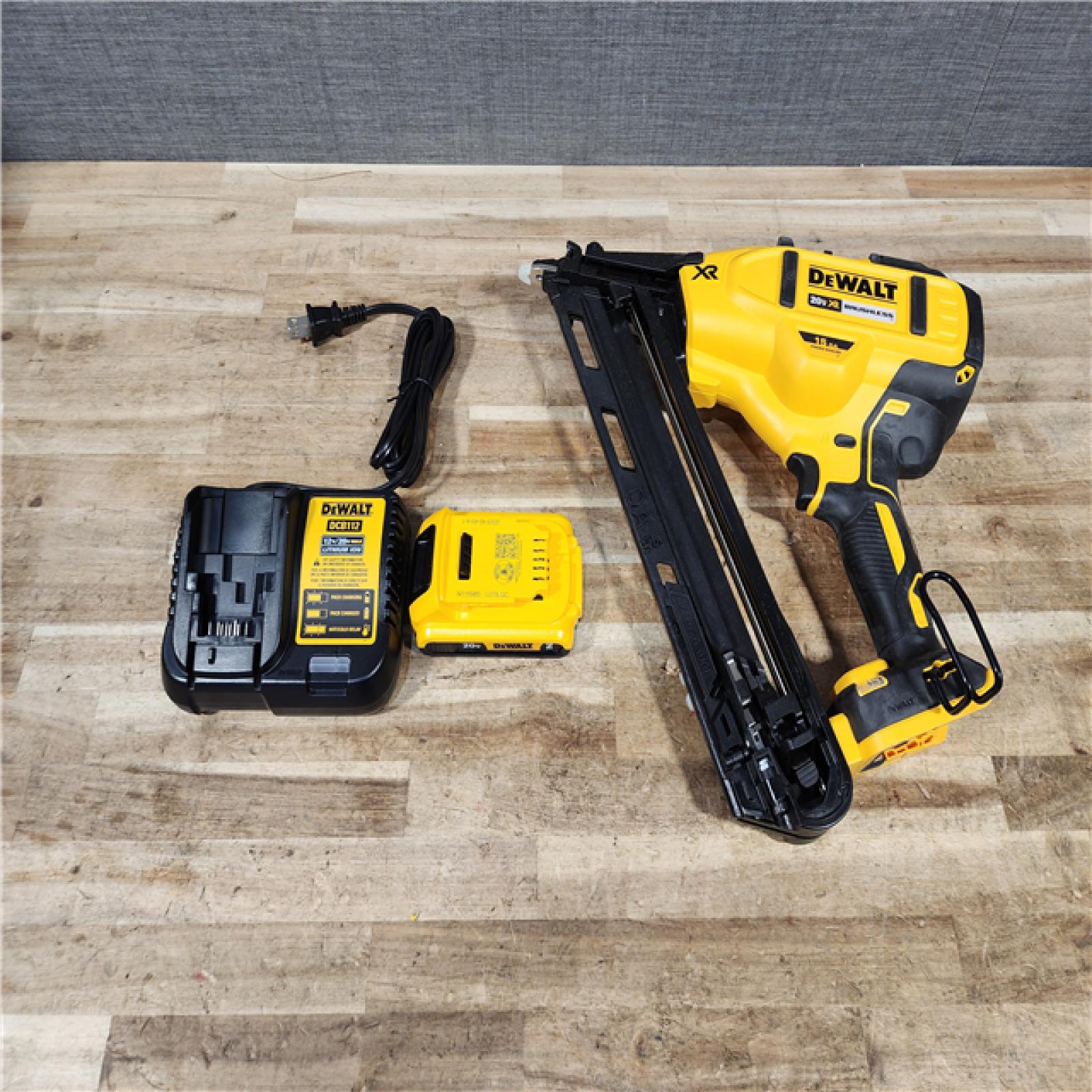 HOUSTON LOCATION - AS - IS DEWALT 20V MAX XR Lithium-Ion Cordless 2-1/2 in. 15-Gauge Finish Nailer Kit