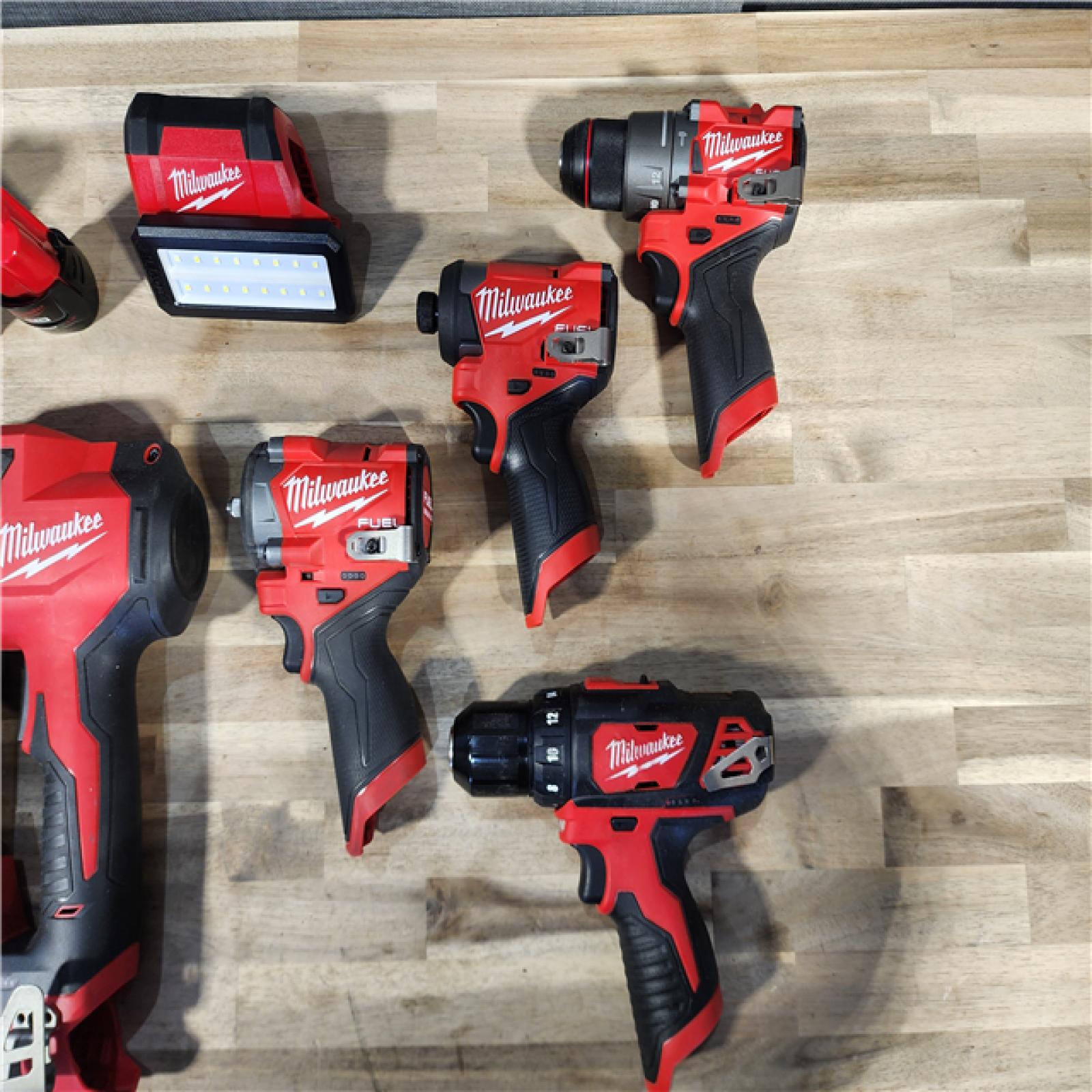HOUSTON LOCATION - AS-IS MILWAUKEE 7 TOOL COMBO KIT W/ (2) BATTERY & CHARGER