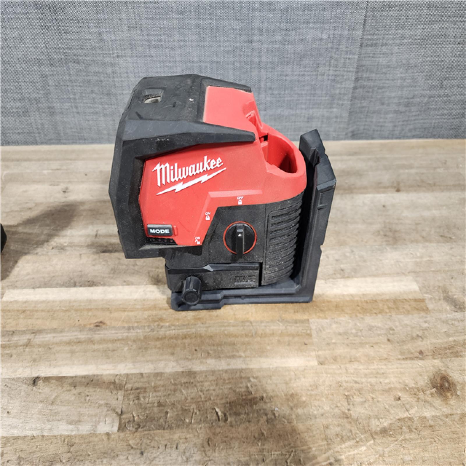 HOUSTON LOCATION - AS-IS Milwaukee Green 125 Ft. Cross Line and Plumb Points Laser Level Kit