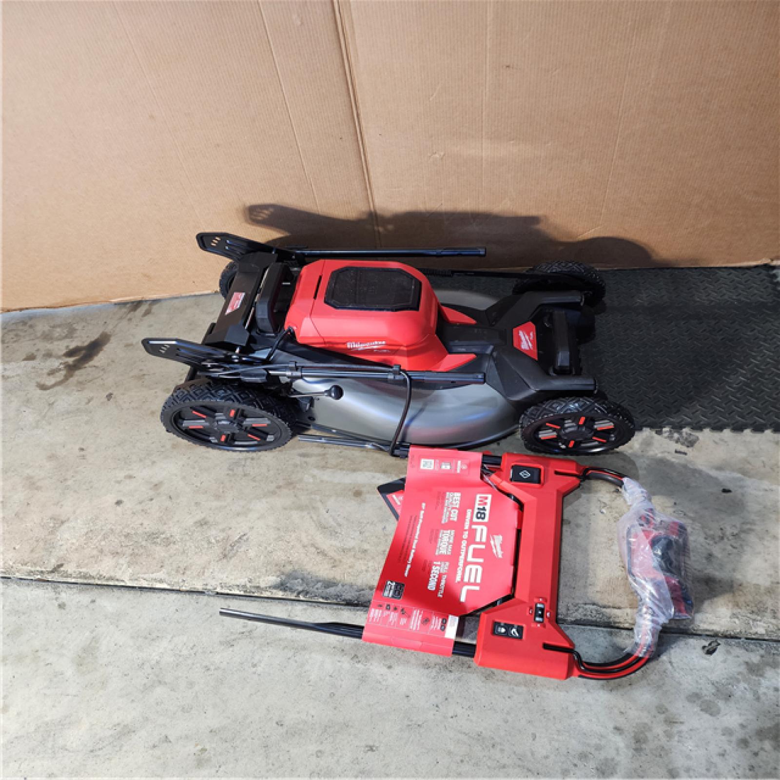 HOUSTON LOCATION - AS-IS Milwaukee M18 FUEL 2823-20 21 in. 18 V Battery Self-Propelled Lawn Mower W/ BATTERY CHARGER