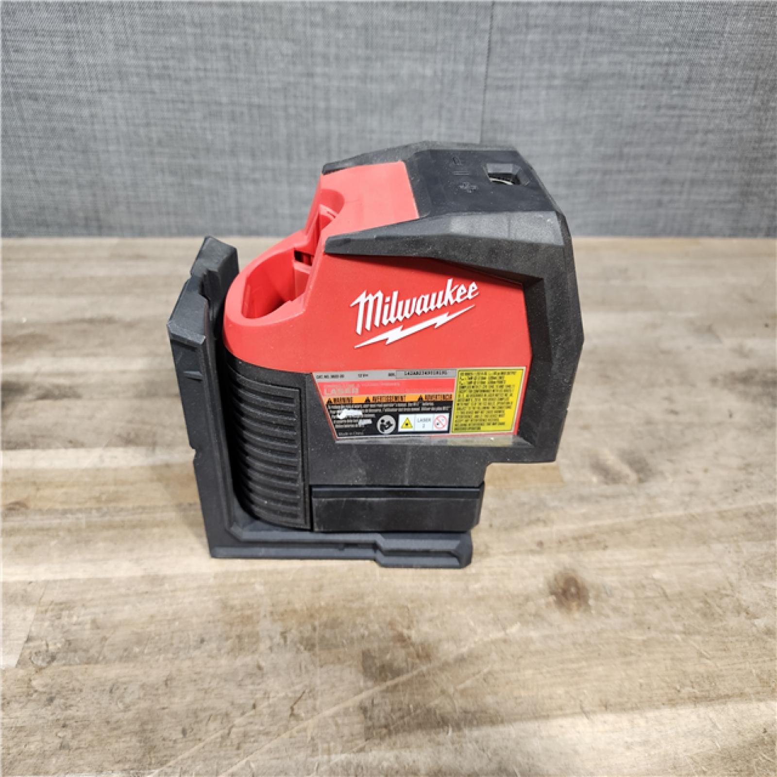 HOUSTON LOCATION - AS-IS Milwaukee Green 125 Ft. Cross Line and Plumb Points Laser Level Kit