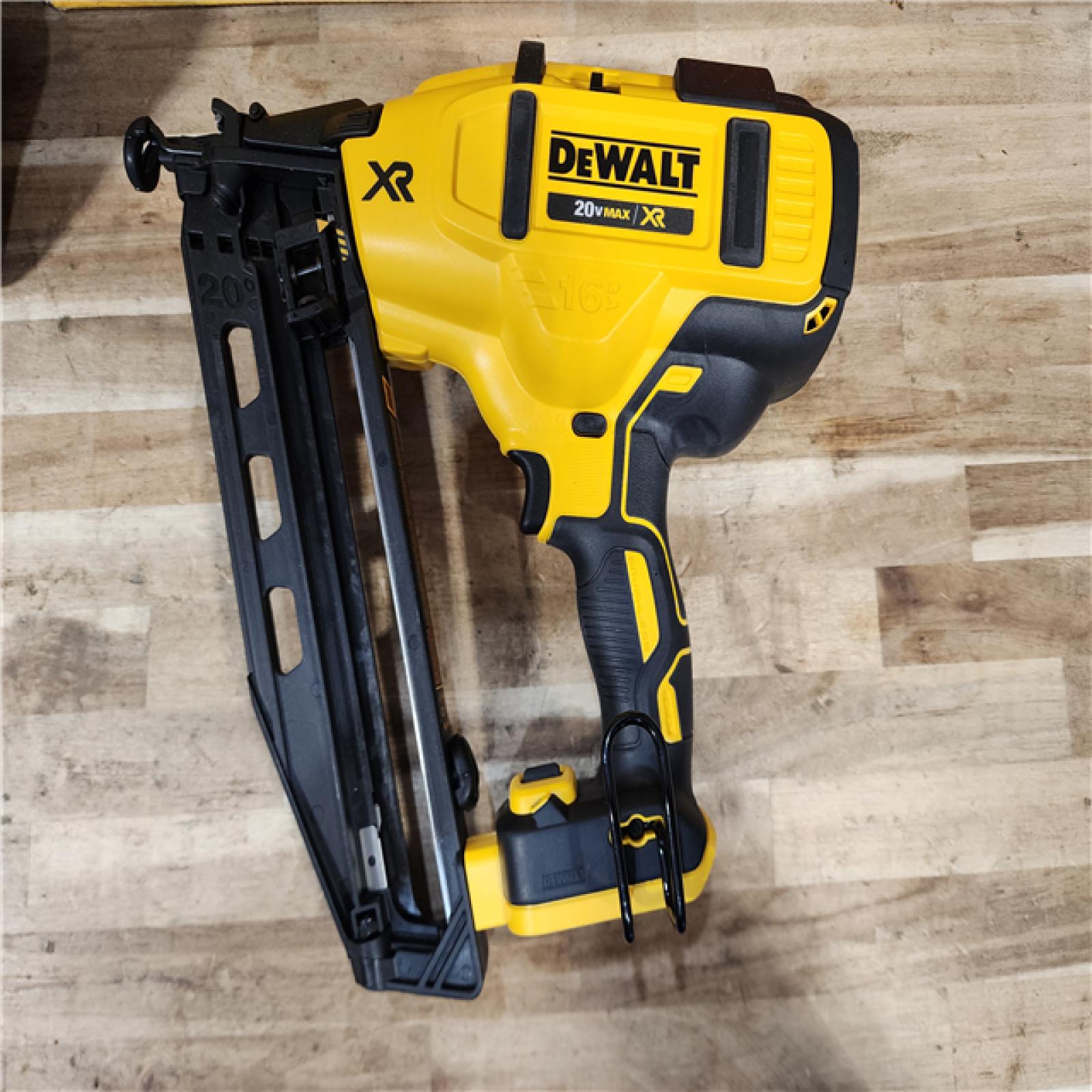 HOUSTON LOCATION - AS-IS DEWALT 20V MAX XR 16-Gauge Electric Cordless Angled Finishing Nailer Kit