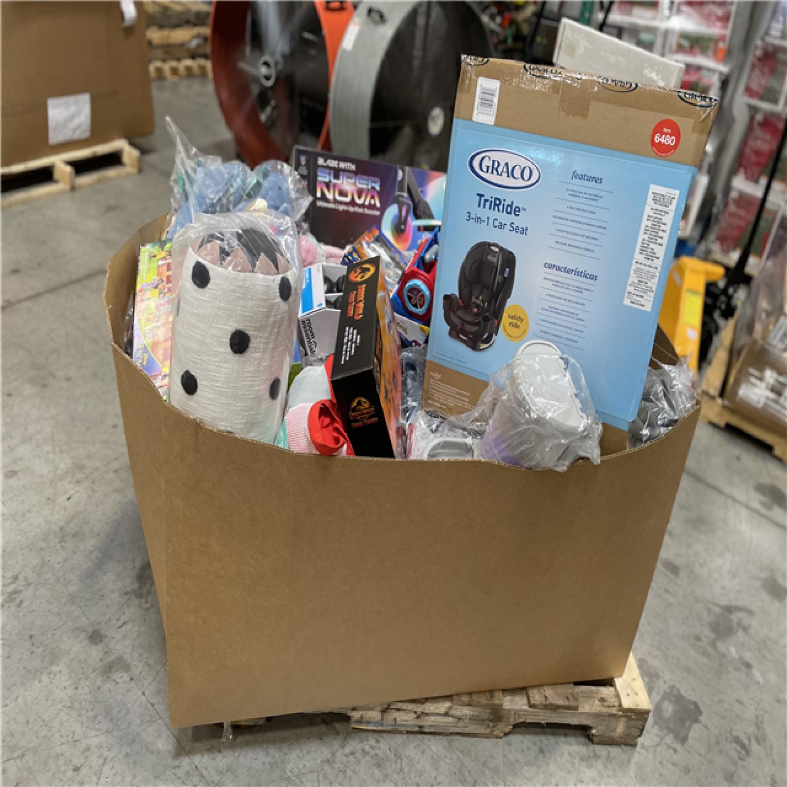 DALLAS LOCATION- NEW! BULLSEYE MIXED CLOTHING PALLET (300 UNITS)