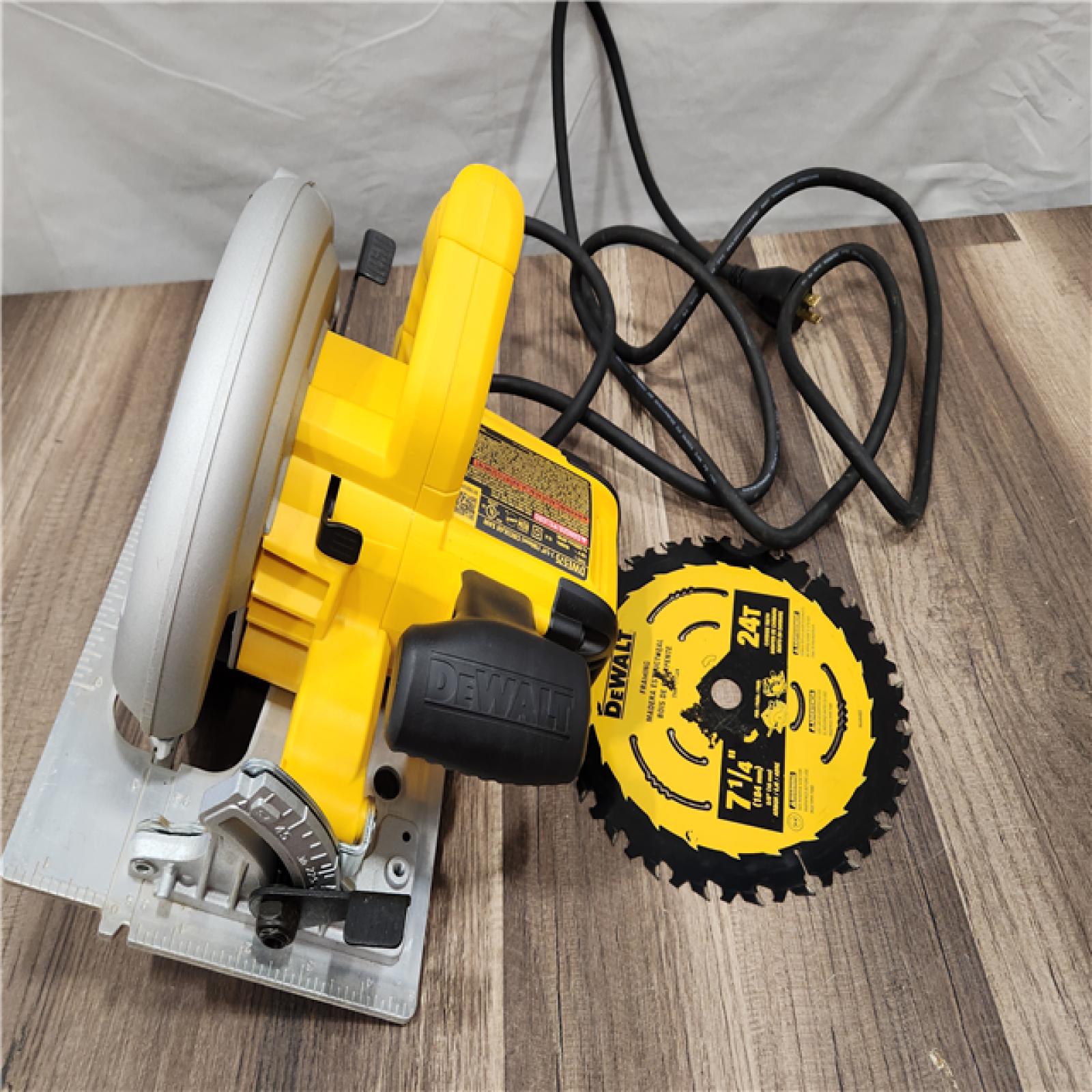AS-IS DeWalt 15 Amps 7-1/4 in. Corded Brushed Circular Saw Tool Only