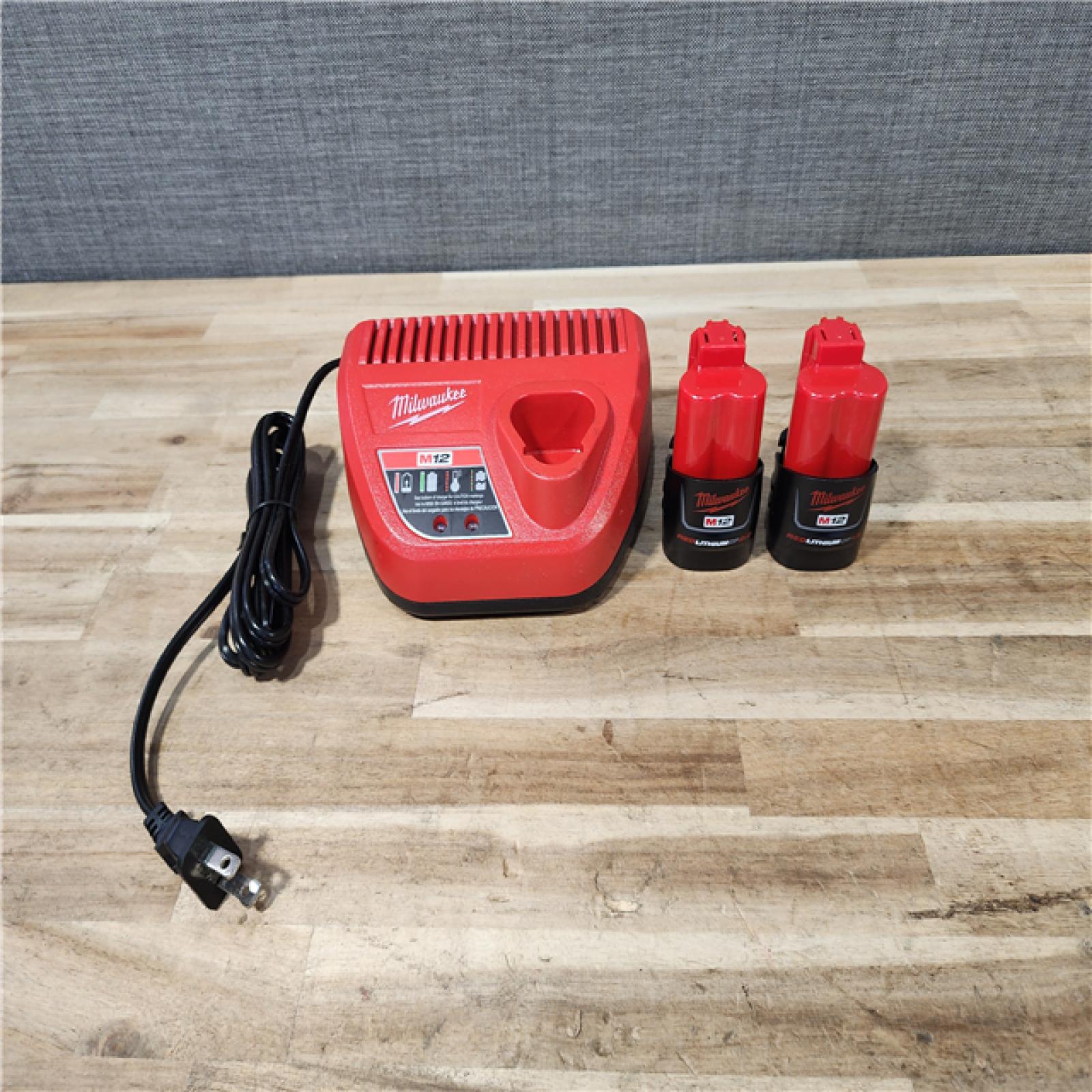 HOUSTON LOCATION - AS-IS MILWAUKEE 2 TOOL COMBO KIT W/ (2) BATTERY & CHARGER