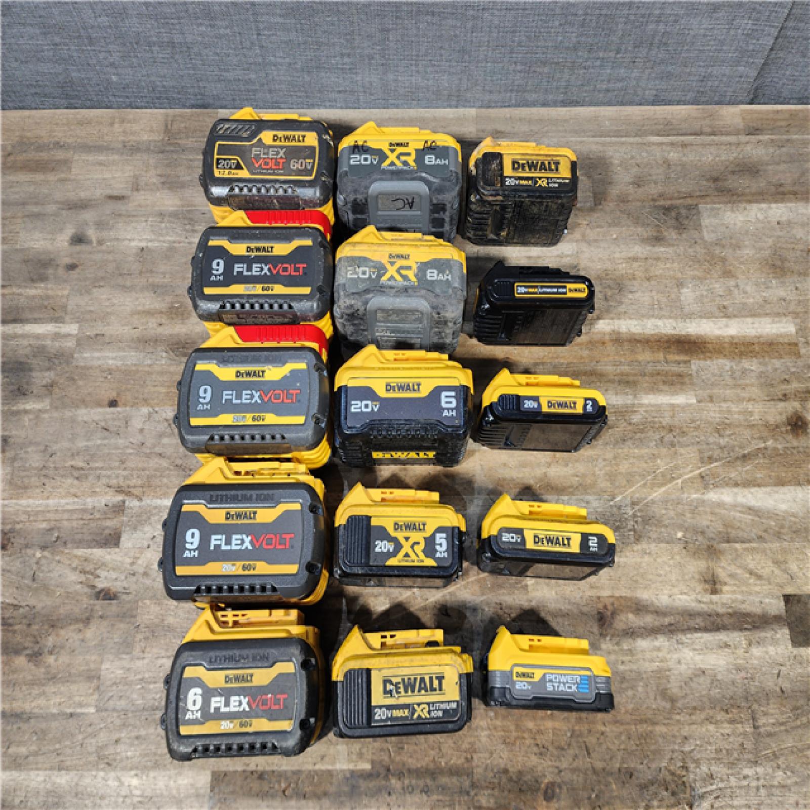 HOUSTON LOCATION - AS-IS DEWALT BATTERY PACK QTY - 15