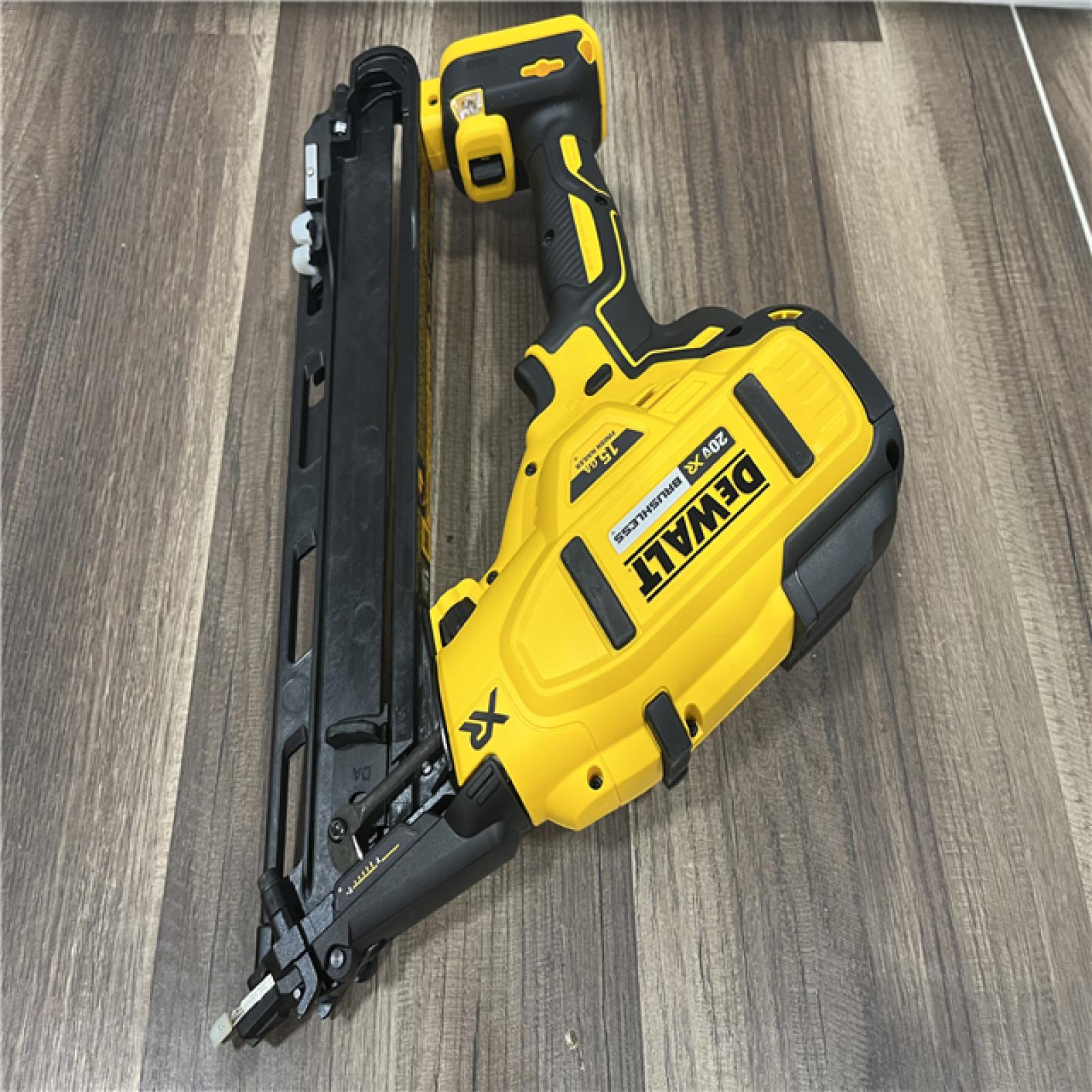 GOOD  DEWALT 20V MAX XR 15 Ga. Cordless 34 Deg Nailer 20 V