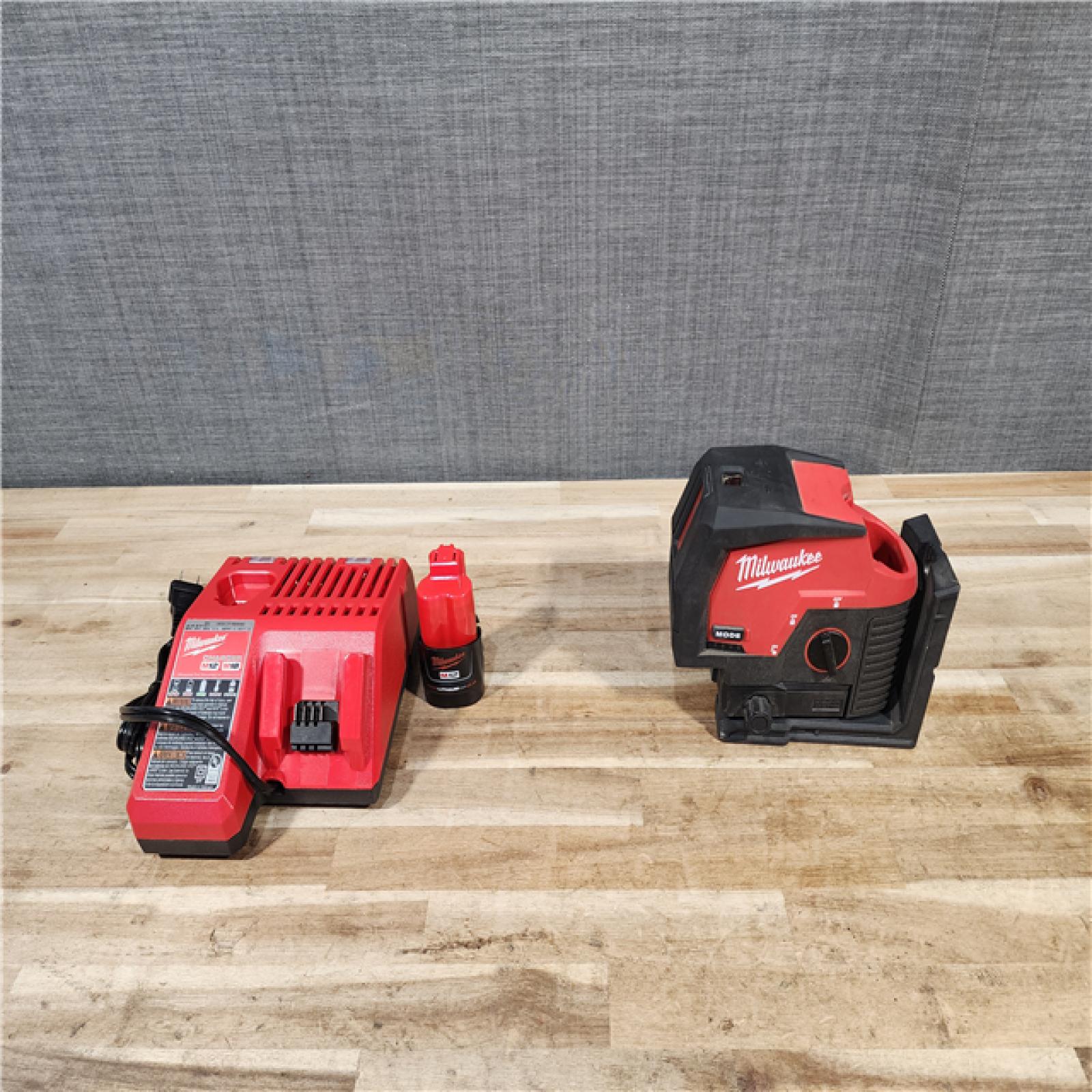 HOUSTON LOCATION - AS-IS Milwaukee 12-Volt Lithium-Ion Cordless Green 125 ft. Cross Line and Plumb Points Laser Level Kit