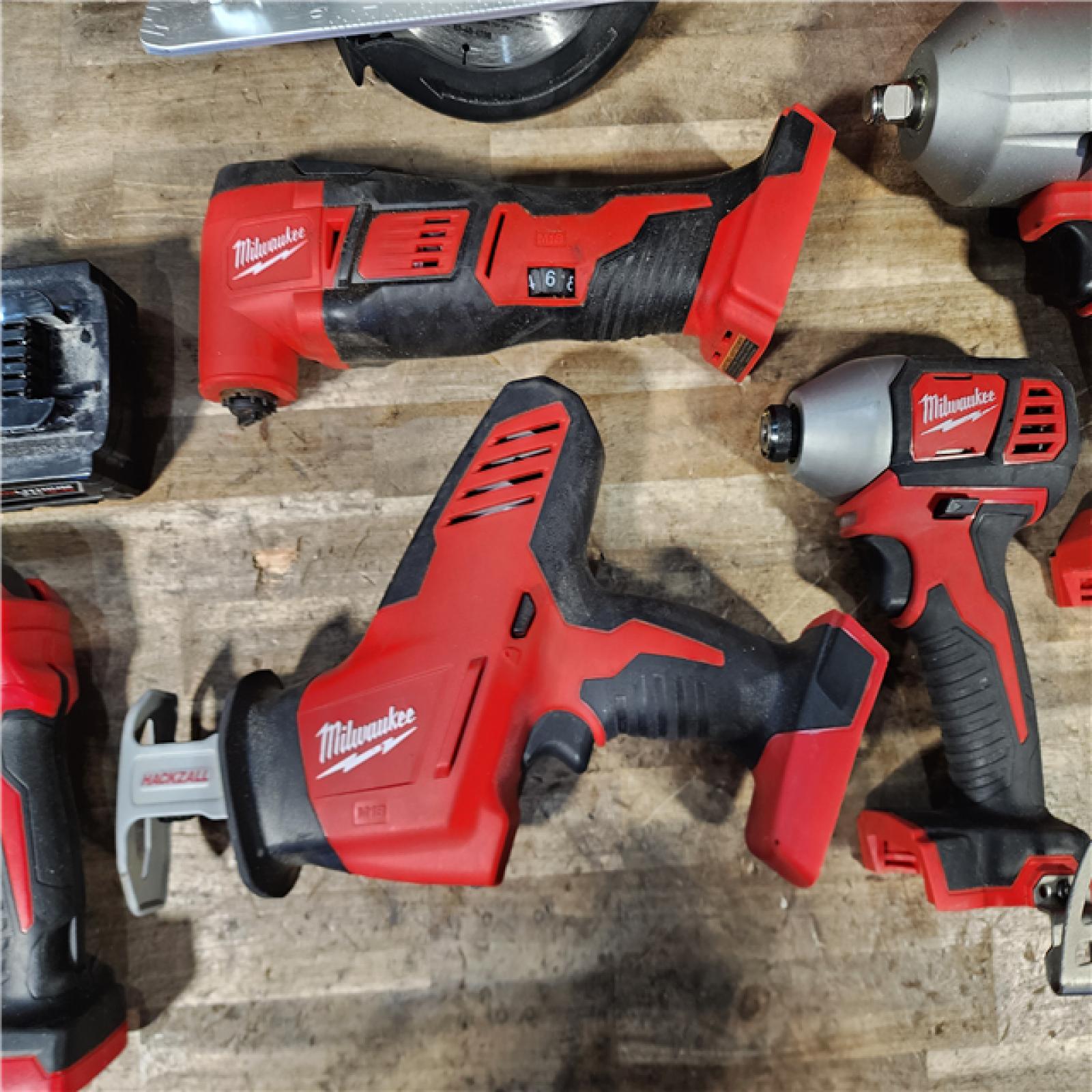 HOUSTON LOCATION - AS-IS MILWAUKEE 8 TOOL COMBO KIT W/ (2) BATTERY & CHARGER
