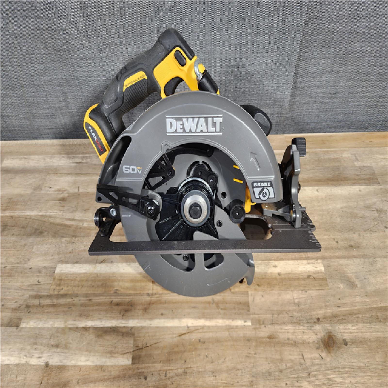 HOUSTON LOCATION - AS-IS DeWALT Flexvolt Max 7-1/4  60V Brushless Circular Saw (Tool Only)