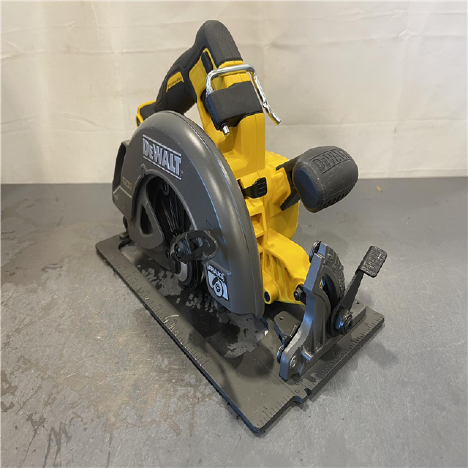 AS-IS - DeWALT FLEXVOLT 60V MAX Cordless Brushless 7-1/4 in. Circular Saw with Brake