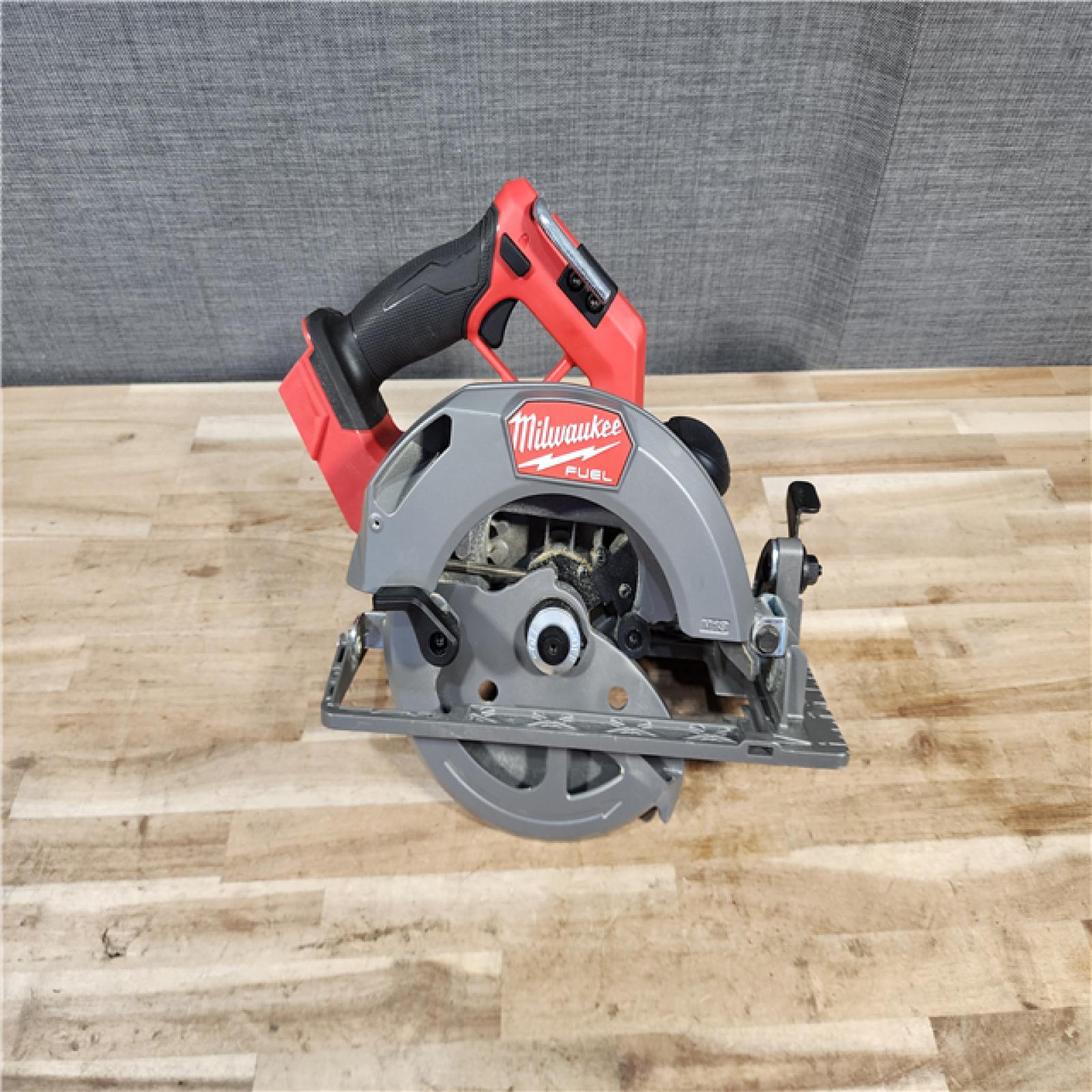 HOUSTON LOCATION - AS-IS Milwaukee FUEL 18V Lithium-Ion Brushless Cordless 7-1/4 in. Circular Saw (Tool-Only)