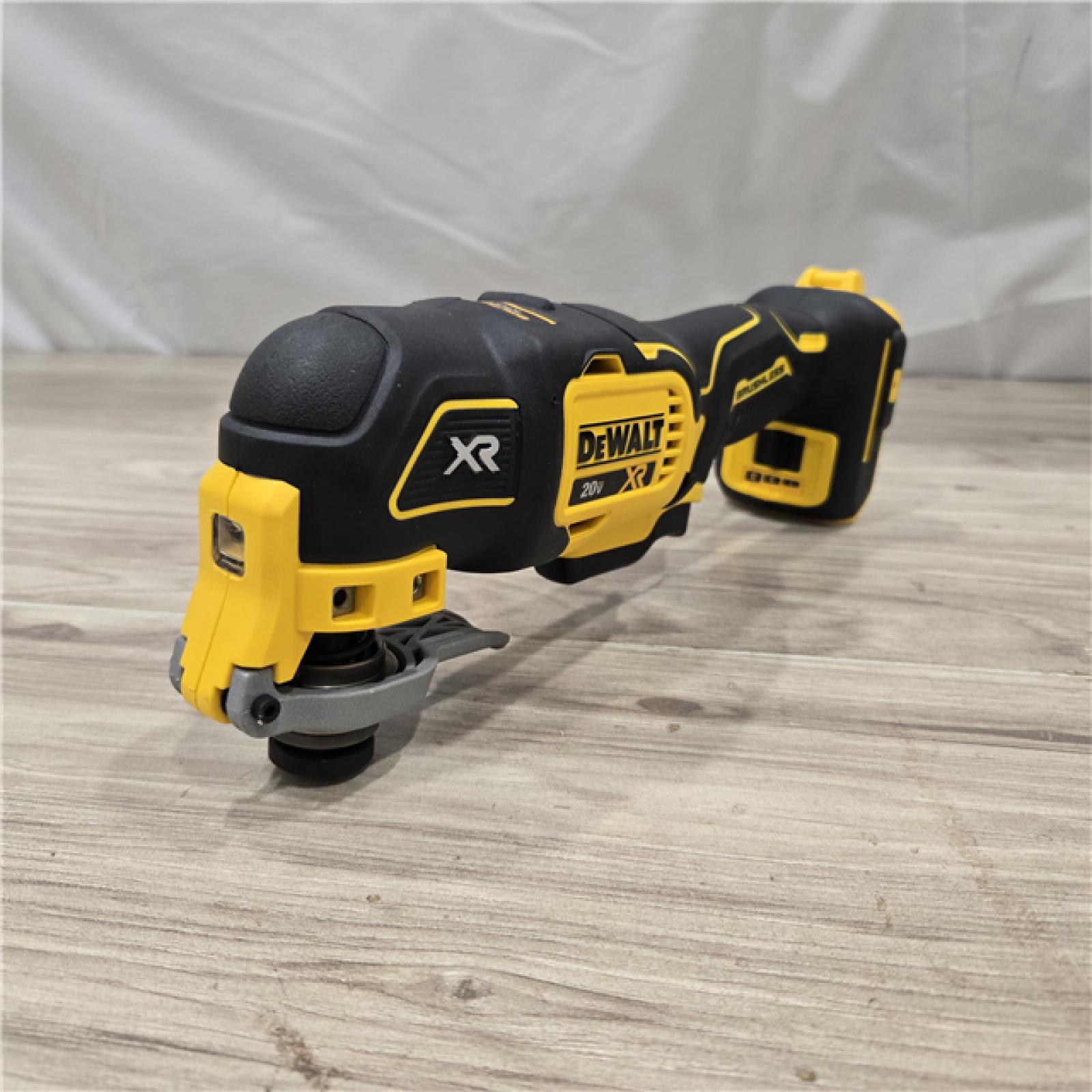 AS-IS DEWALT Cordless 3-Speed Oscillating Multi Tool Kit