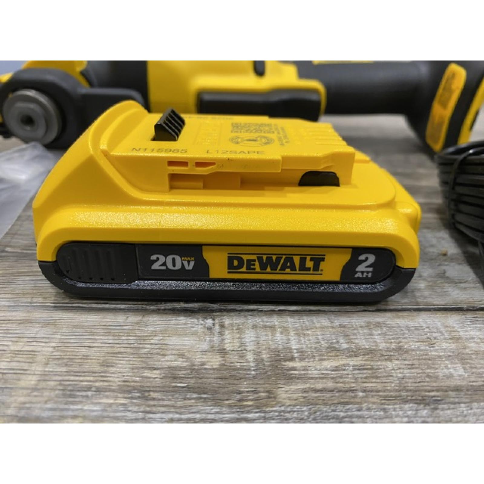 LIKE NEW - DEWALT ATOMIC 20V MAX Cordless Brushless Oscillating Multi Tool Kit