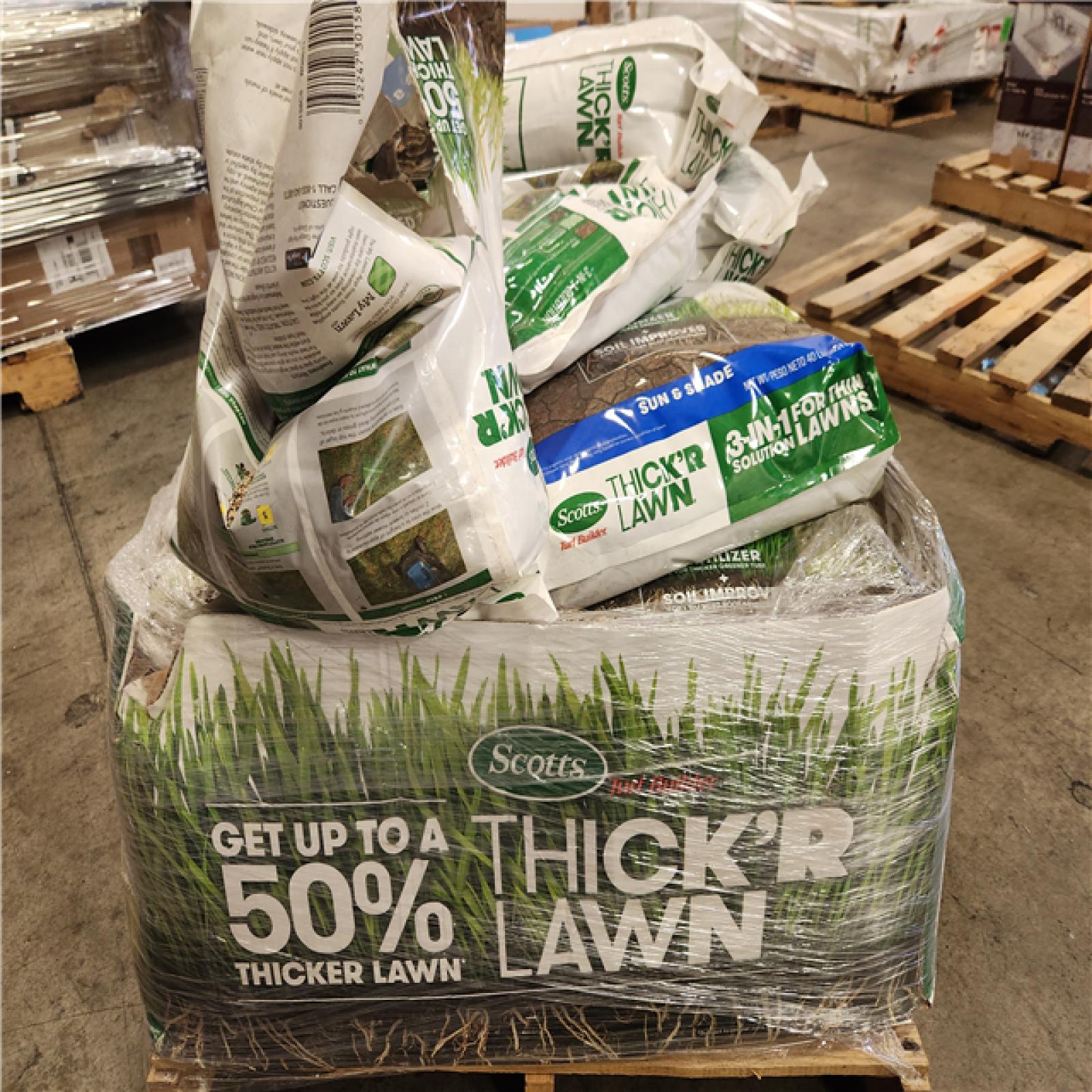 Phoenix Location Scotts Turf Builder 40 lbs. 4,000 sq. ft. THICK'R LAWN Grass Seed, Fertilizer, and Soil Improver for Sun & Shade Pallet
